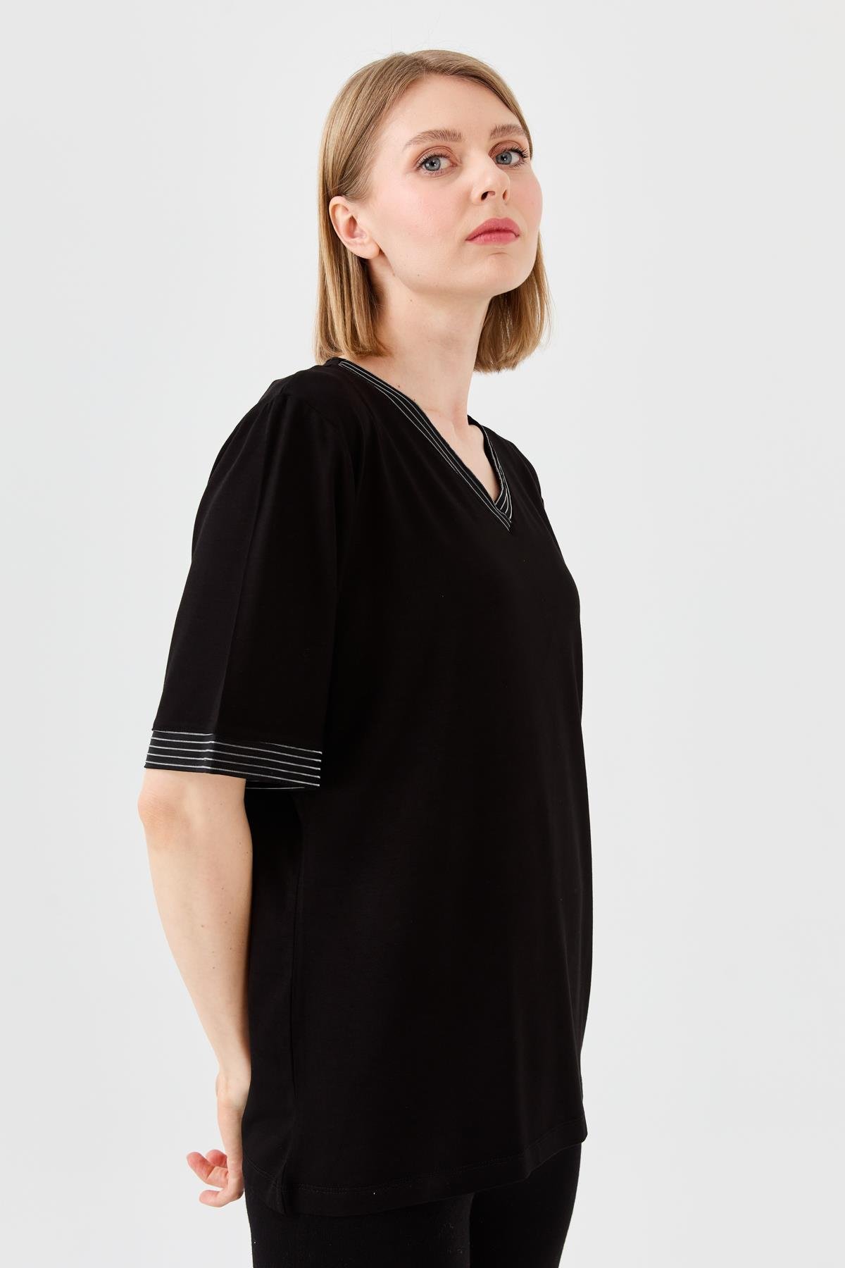 23766Kadın V Yaka Zincir Bantlı Penye T-shirt Siyah