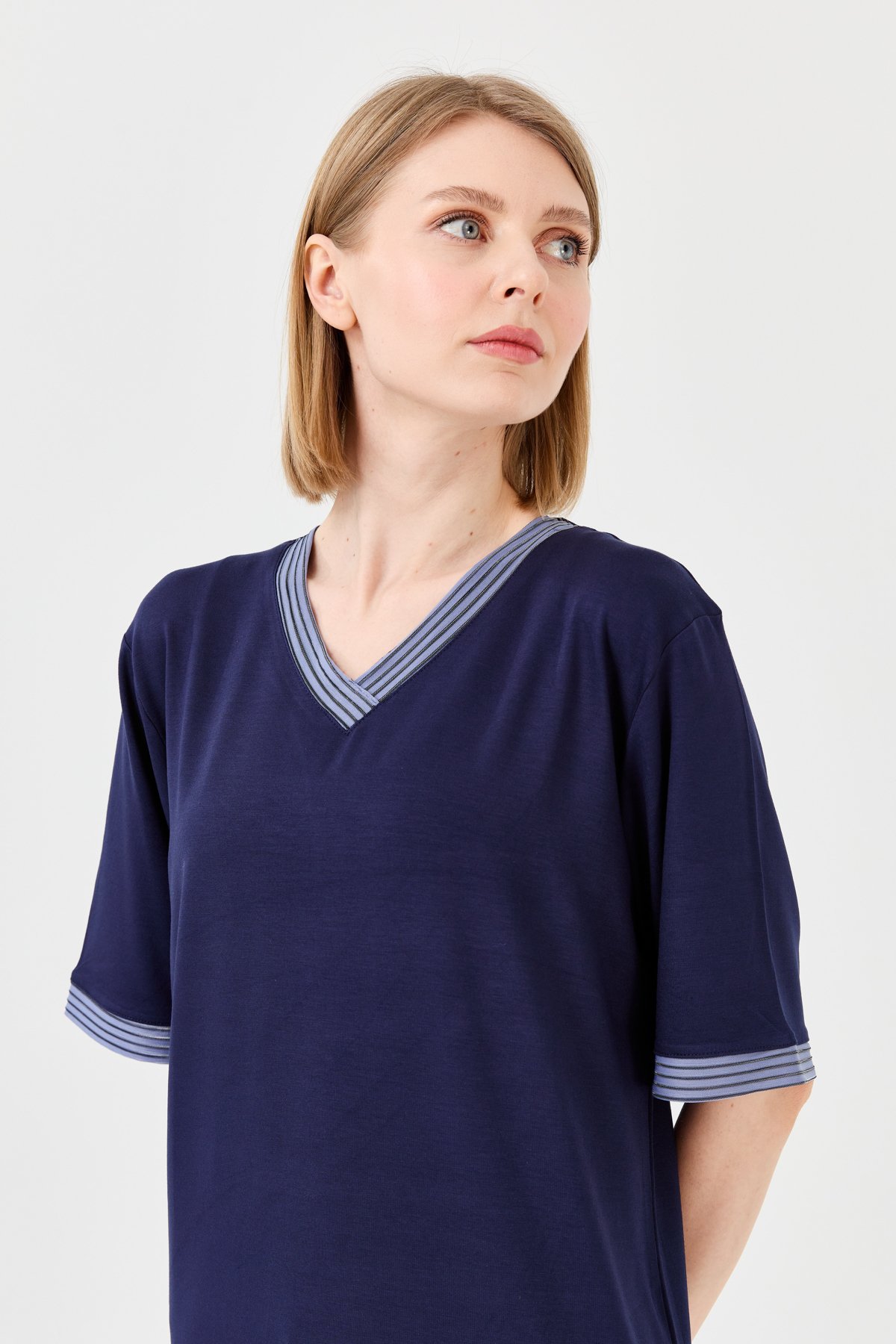23766Kadın V Yaka Zincir Bantlı Penye T-shirt Lacivert