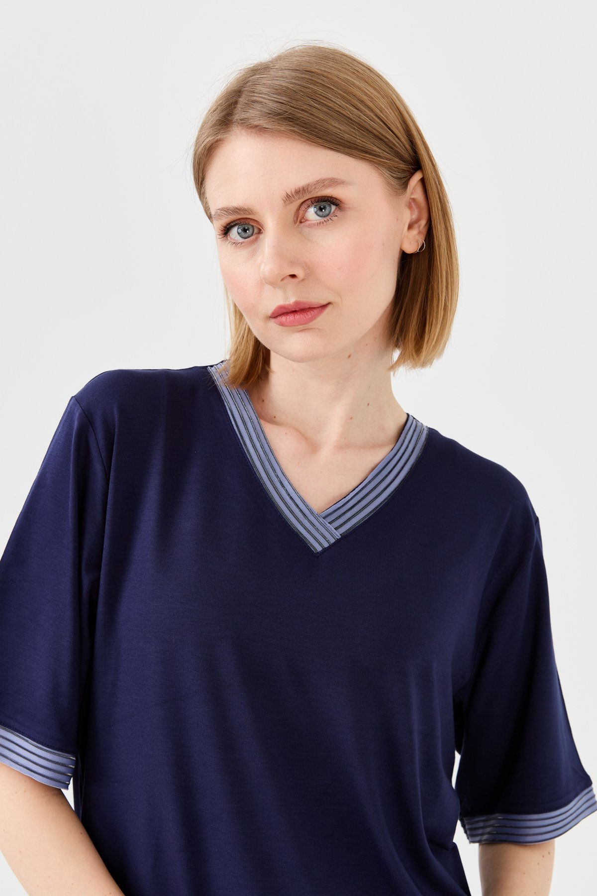 23766Kadın V Yaka Zincir Bantlı Penye T-shirt Lacivert