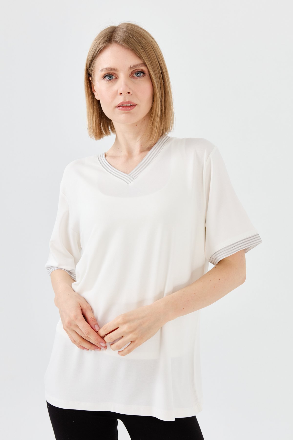 23766Kadın V Yaka Zincir Bantlı Penye T-shirt Kemik