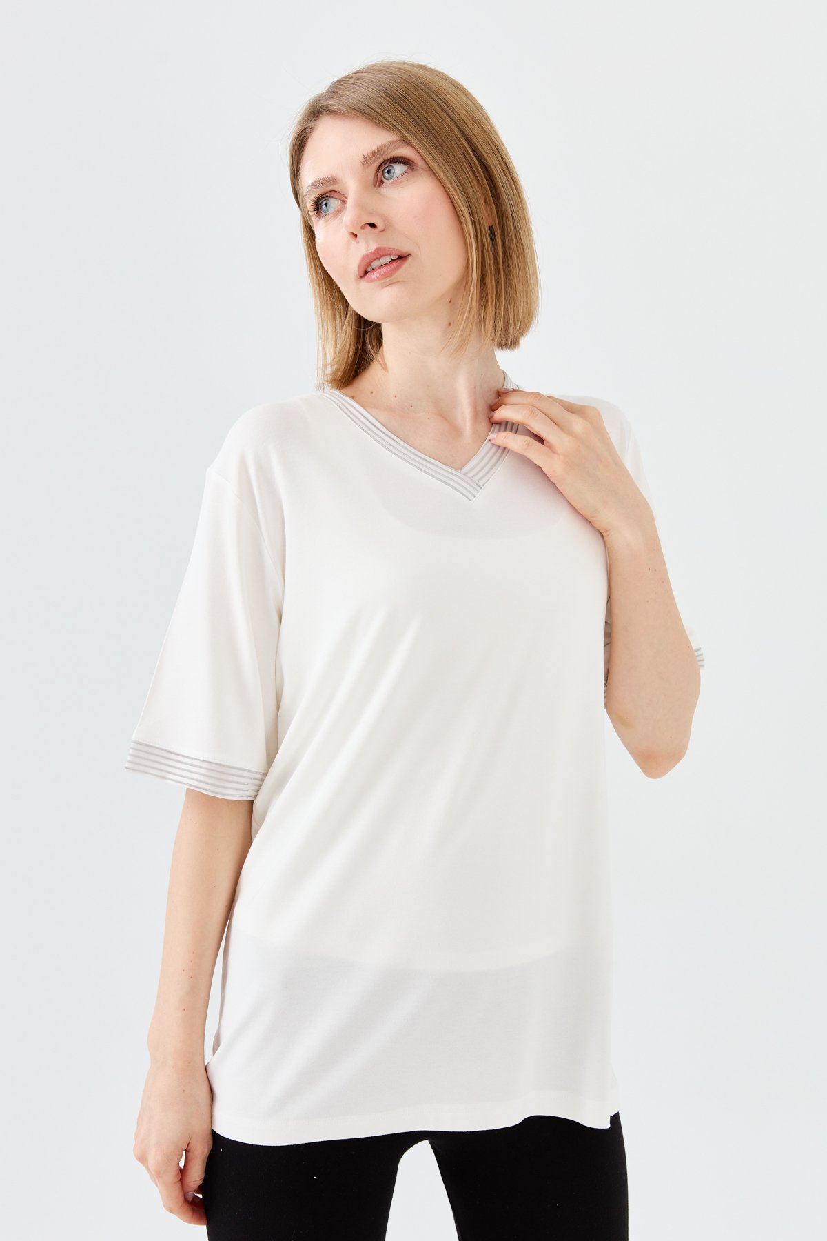 23766Kadın V Yaka Zincir Bantlı Penye T-shirt Kemik