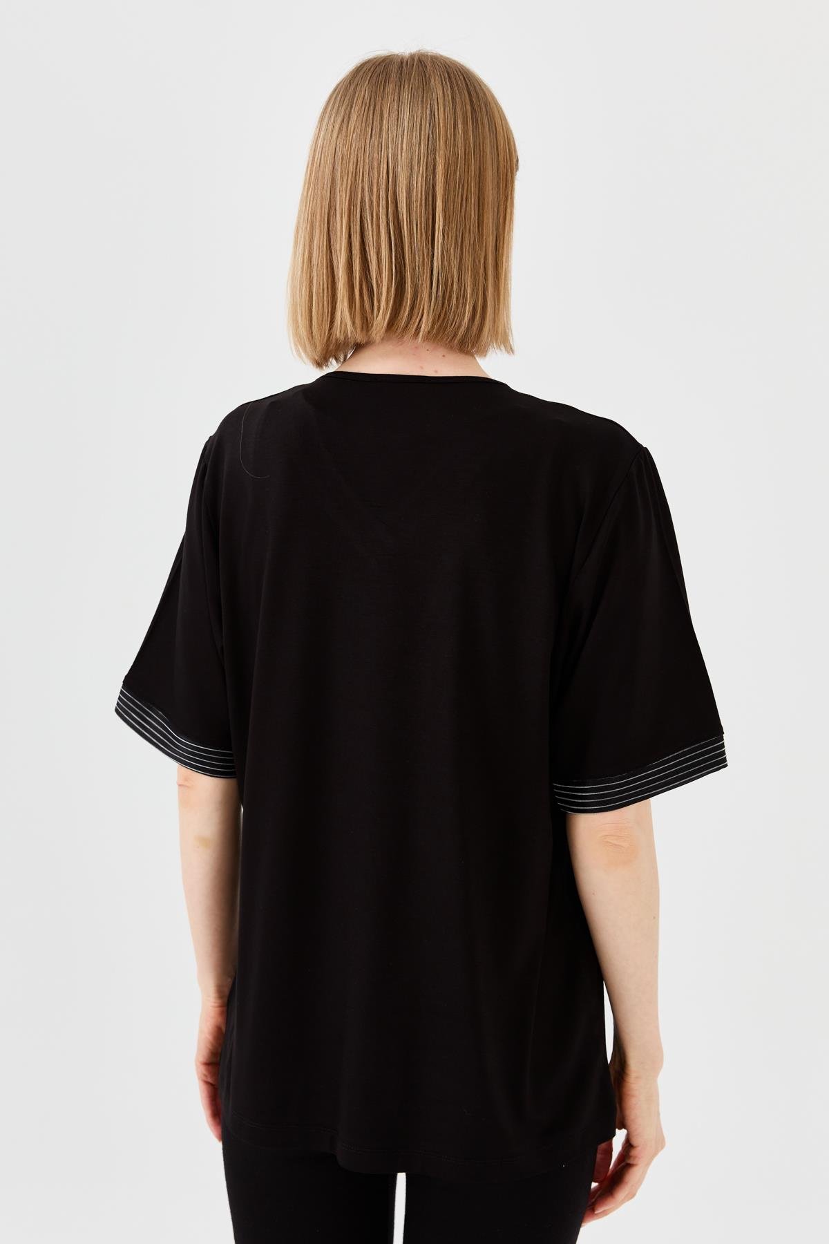 23766Kadın V Yaka Zincir Bantlı Penye T-shirt Siyah