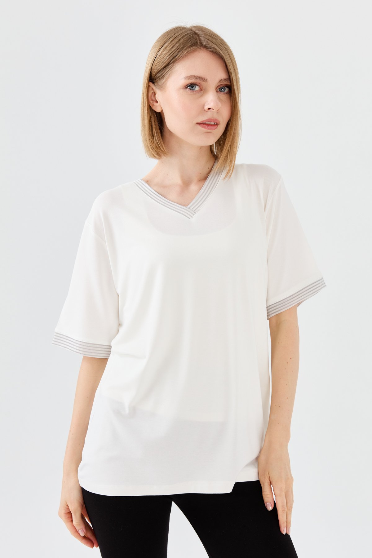 23766Kadın V Yaka Zincir Bantlı Penye T-shirt Kemik