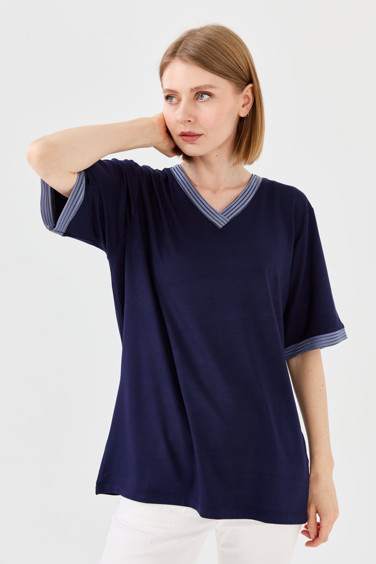 23766Kadın V Yaka Zincir Bantlı Penye T-shirt Lacivert