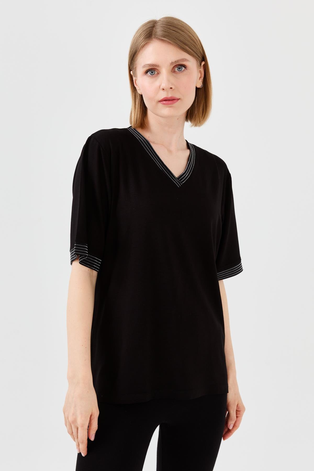 23766Kadın V Yaka Zincir Bantlı Penye T-shirt Siyah