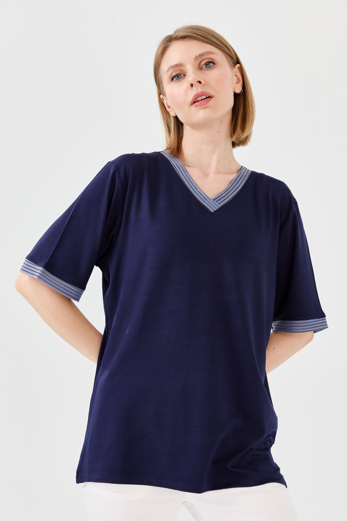 23766Kadın V Yaka Zincir Bantlı Penye T-shirt Lacivert