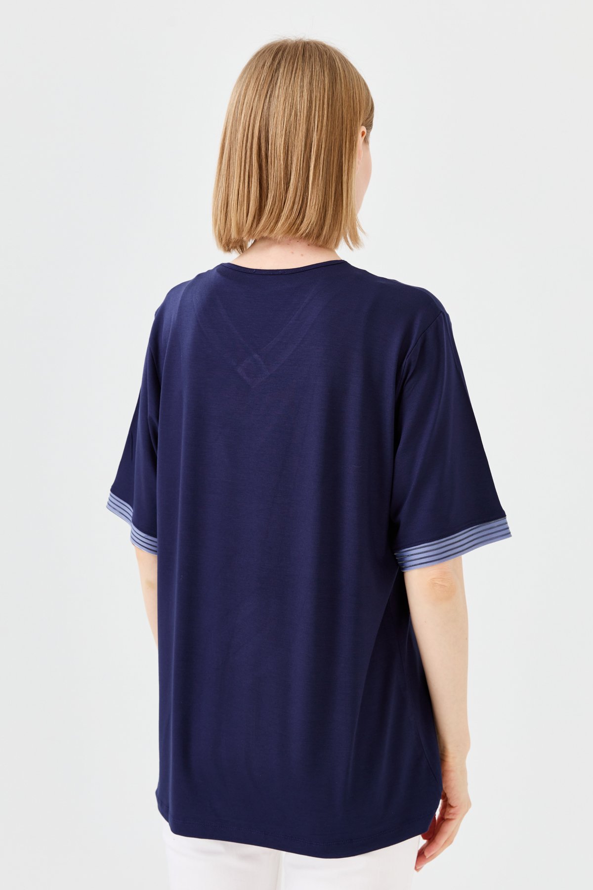 23766Kadın V Yaka Zincir Bantlı Penye T-shirt Lacivert