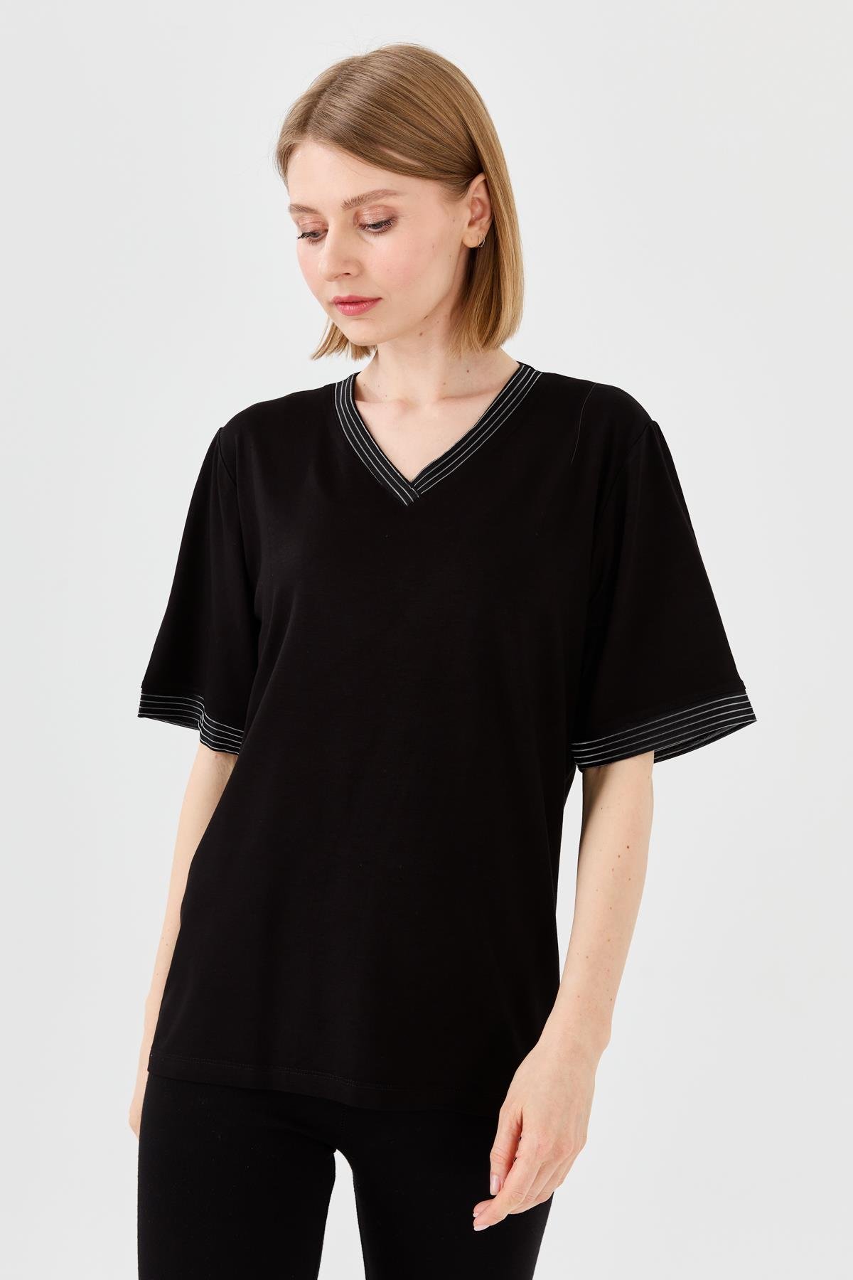 23766Kadın V Yaka Zincir Bantlı Penye T-shirt Siyah