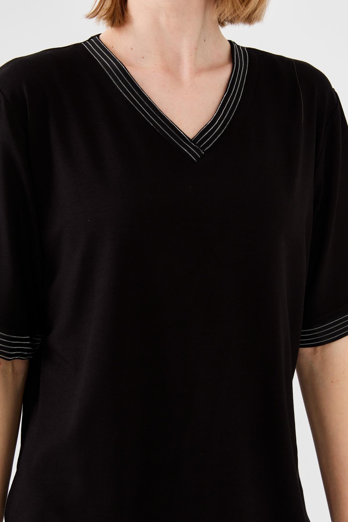 23766Kadın V Yaka Zincir Bantlı Penye T-shirt Siyah