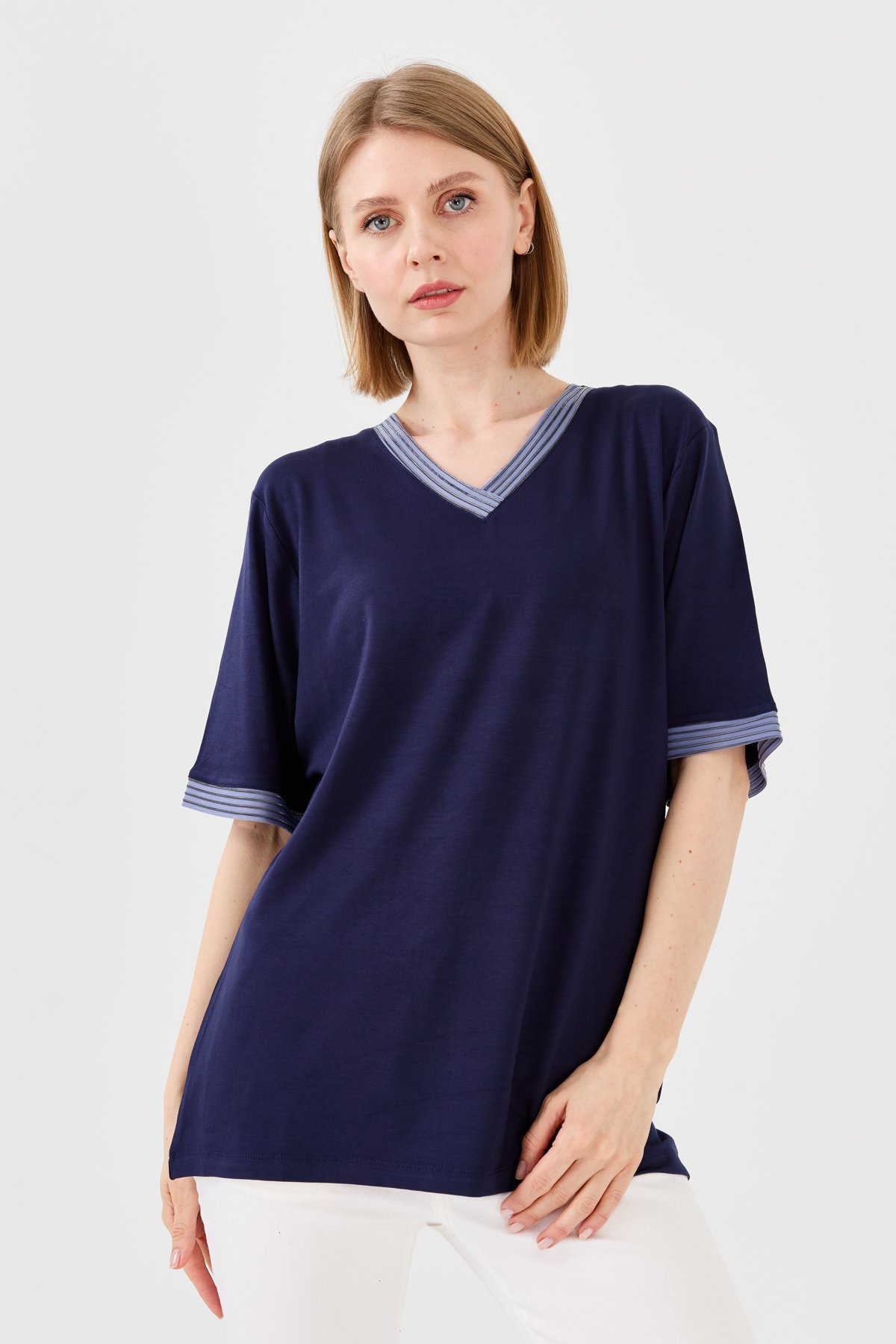 23766Kadın V Yaka Zincir Bantlı Penye T-shirt Lacivert