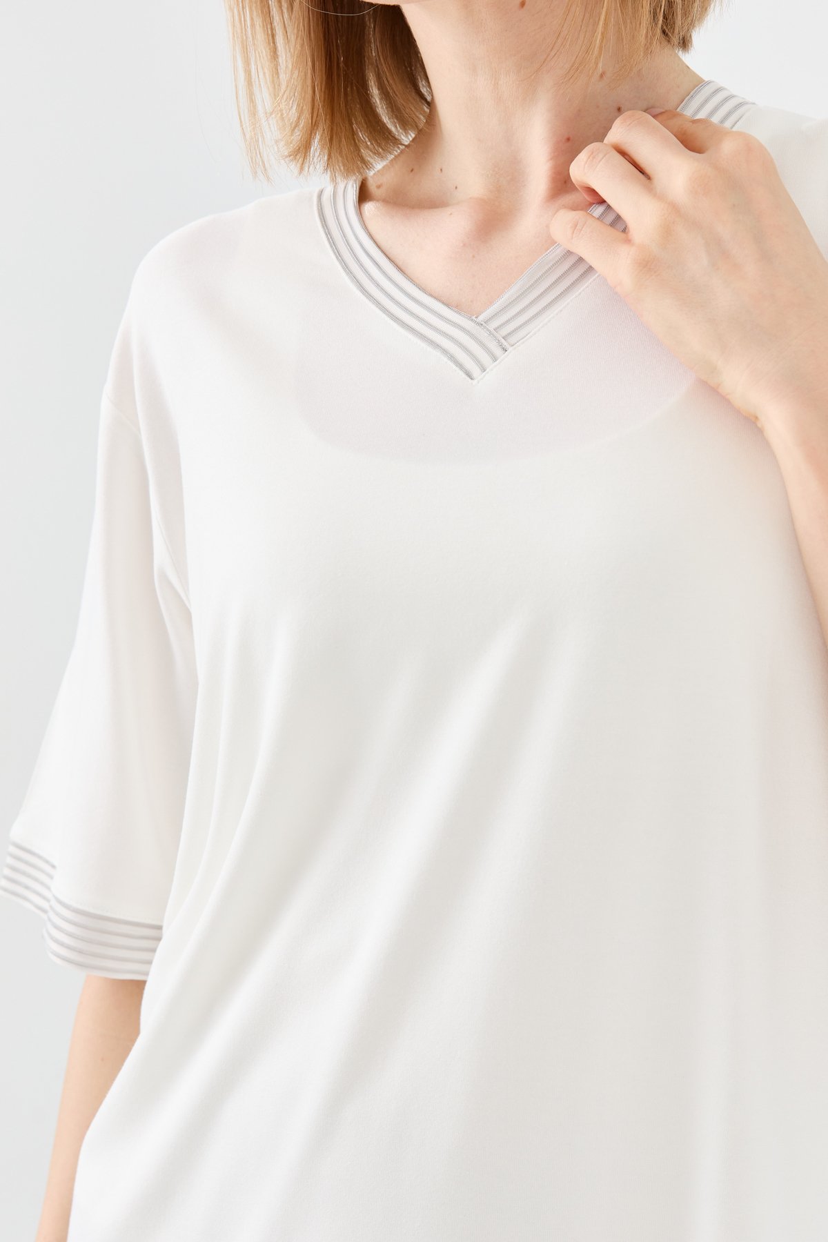 23766Kadın V Yaka Zincir Bantlı Penye T-shirt Kemik