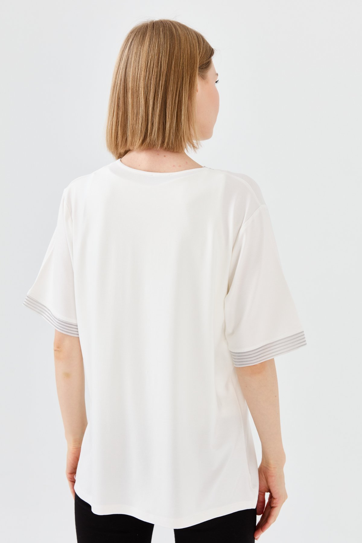 23766Kadın V Yaka Zincir Bantlı Penye T-shirt Kemik