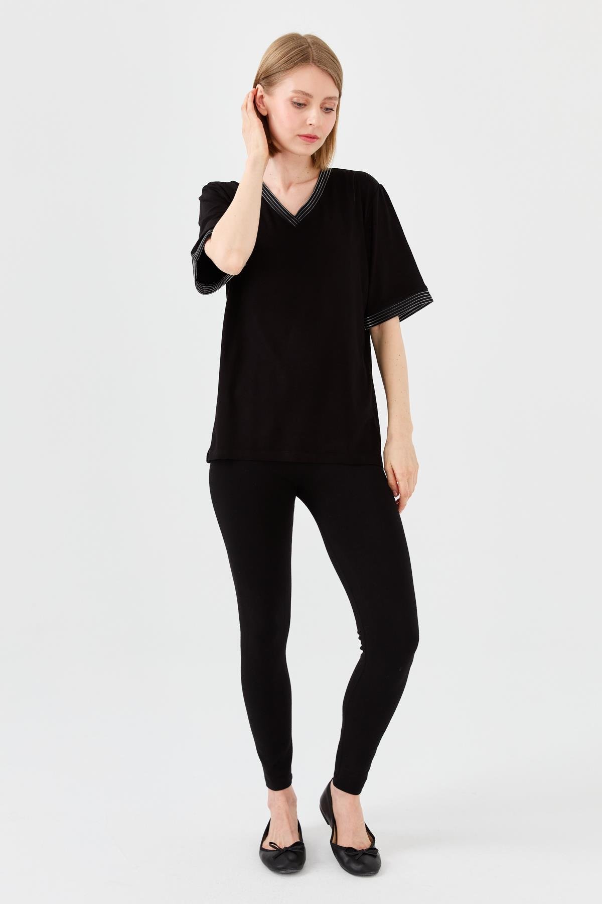 23766Kadın V Yaka Zincir Bantlı Penye T-shirt Siyah