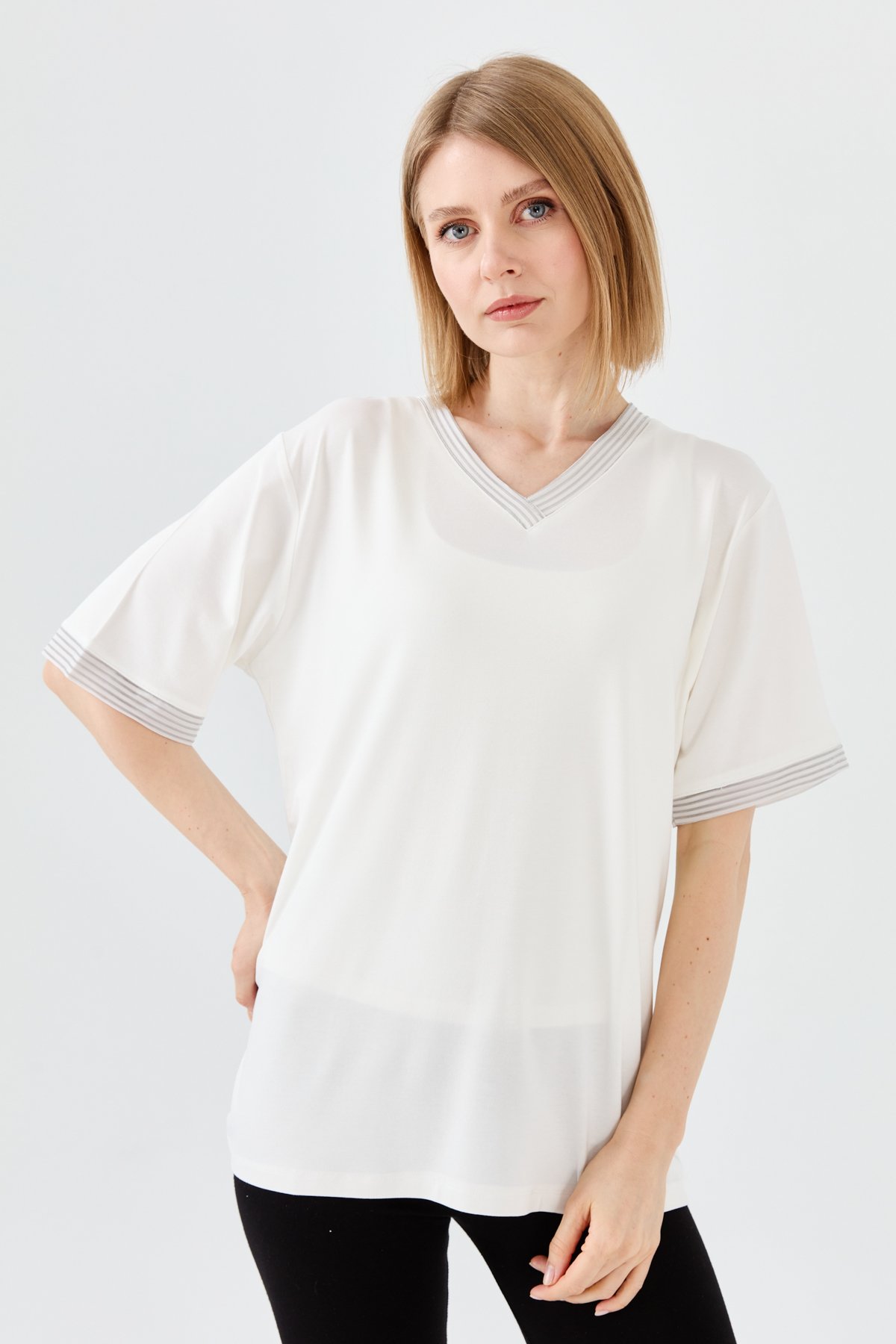 23766Kadın V Yaka Zincir Bantlı Penye T-shirt Kemik