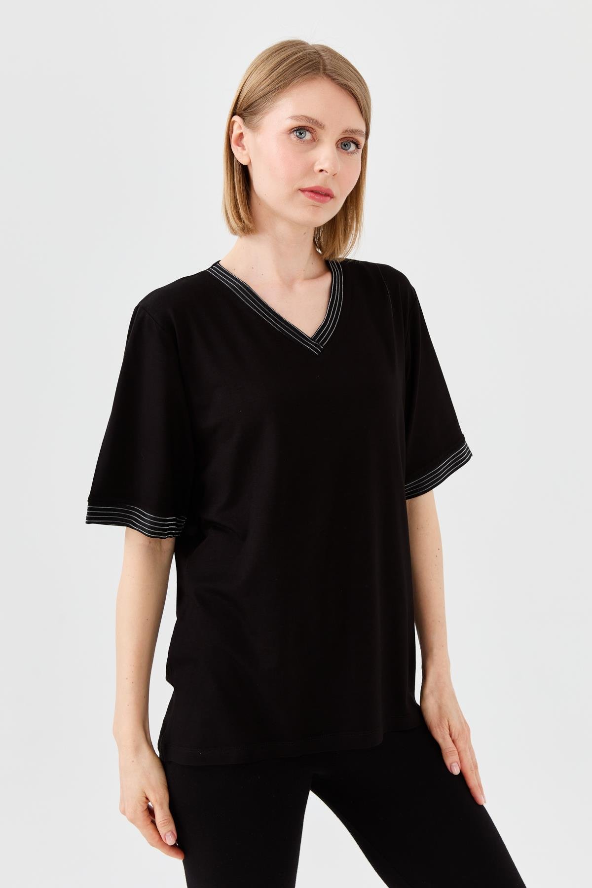 23766Kadın V Yaka Zincir Bantlı Penye T-shirt Siyah