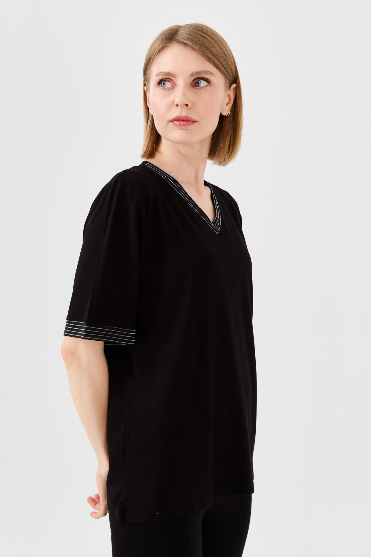 23766Kadın V Yaka Zincir Bantlı Penye T-shirt Siyah