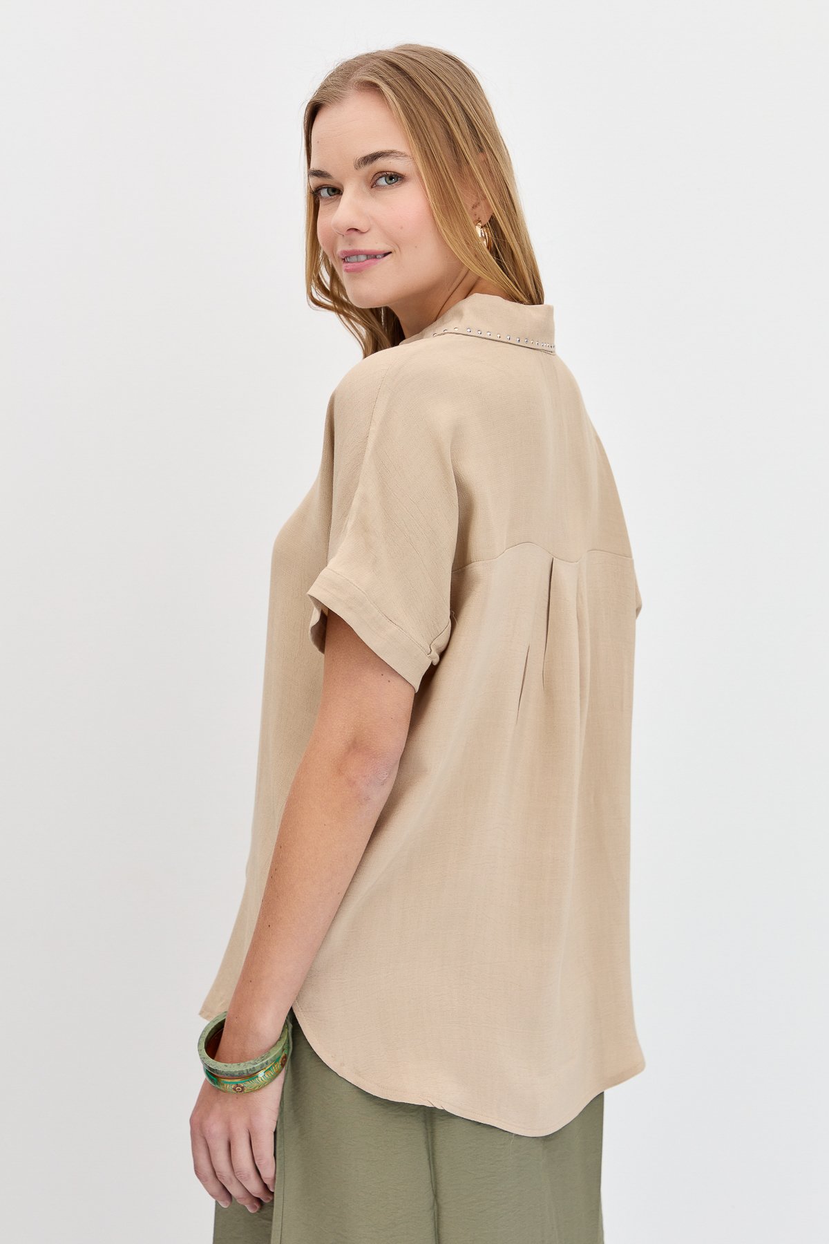 KMY24072Kadın Yaka Kenarı Taşlı Maroken Gömlek Vizon