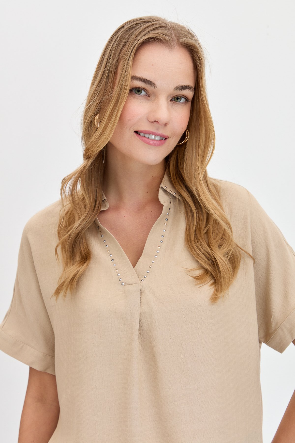 KMY24072Kadın Yaka Kenarı Taşlı Maroken Gömlek Vizon