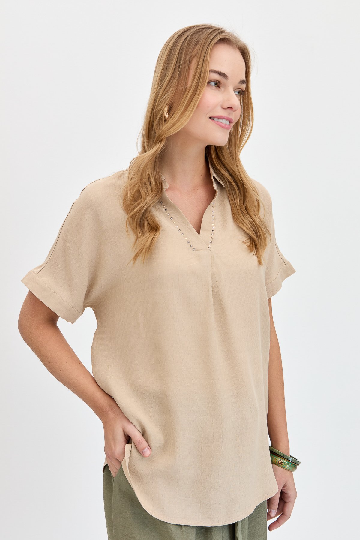 KMY24072Kadın Yaka Kenarı Taşlı Maroken Gömlek Vizon