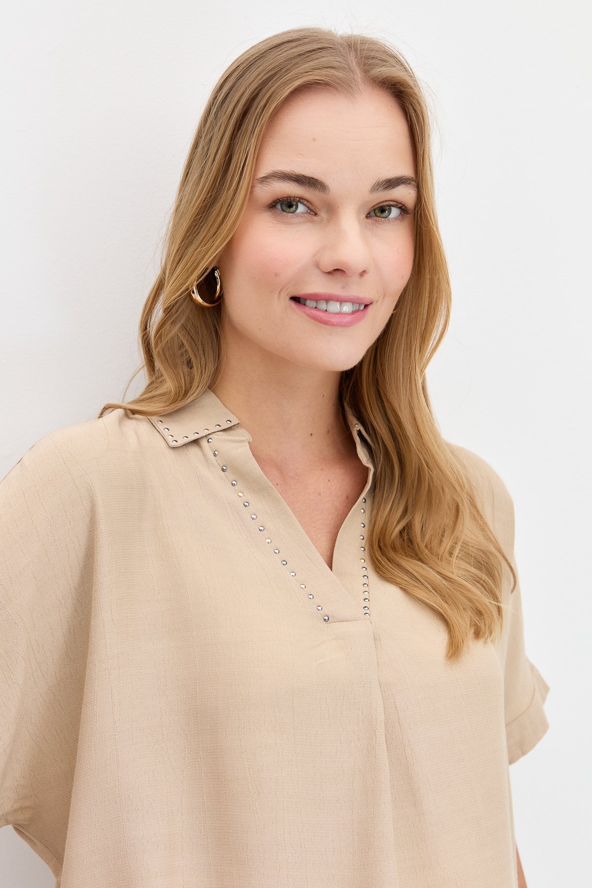 KMY24072Kadın Yaka Kenarı Taşlı Maroken Gömlek Vizon