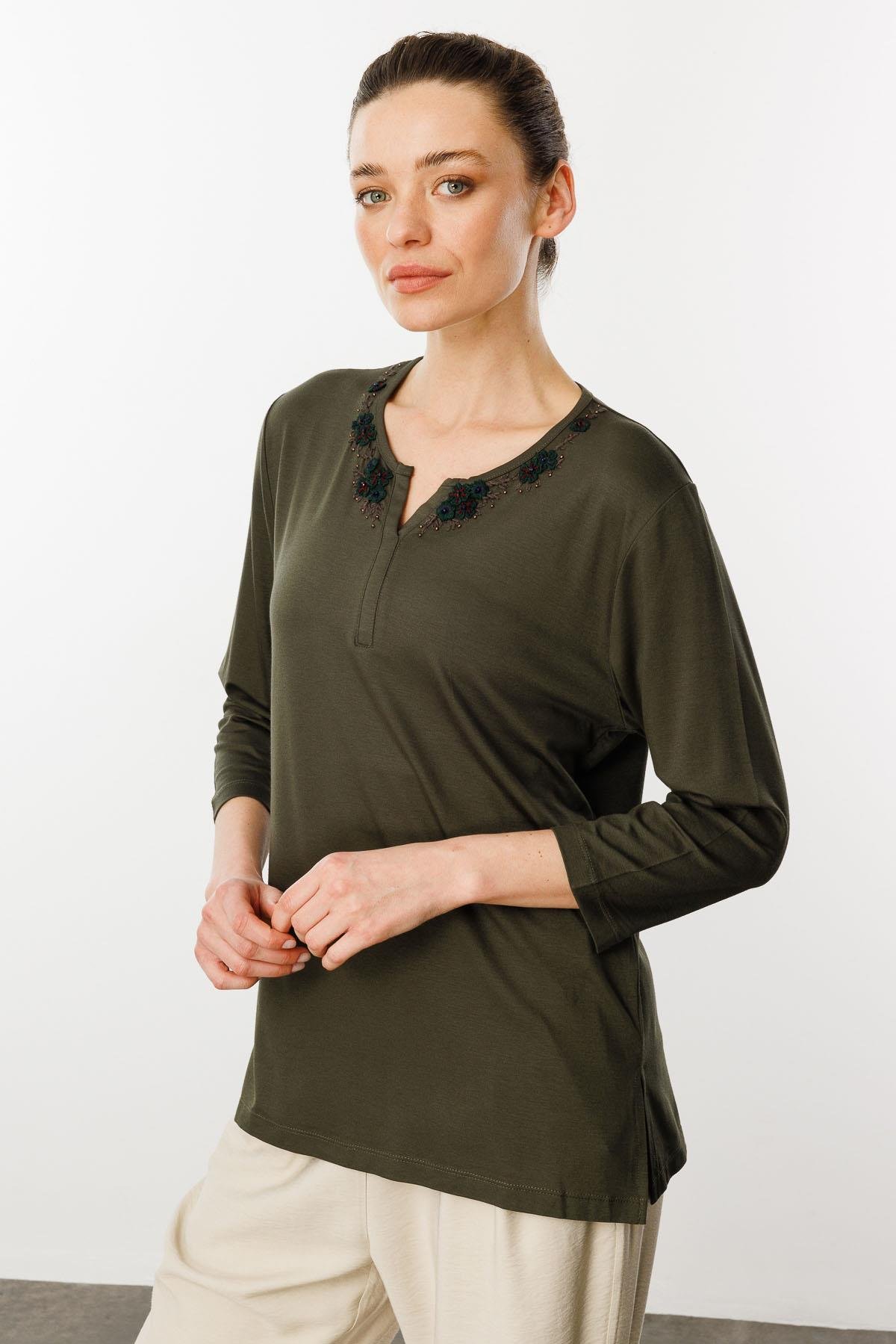 24752Kadın Yakası Dantel İşlemeli Penye Bluz Haki