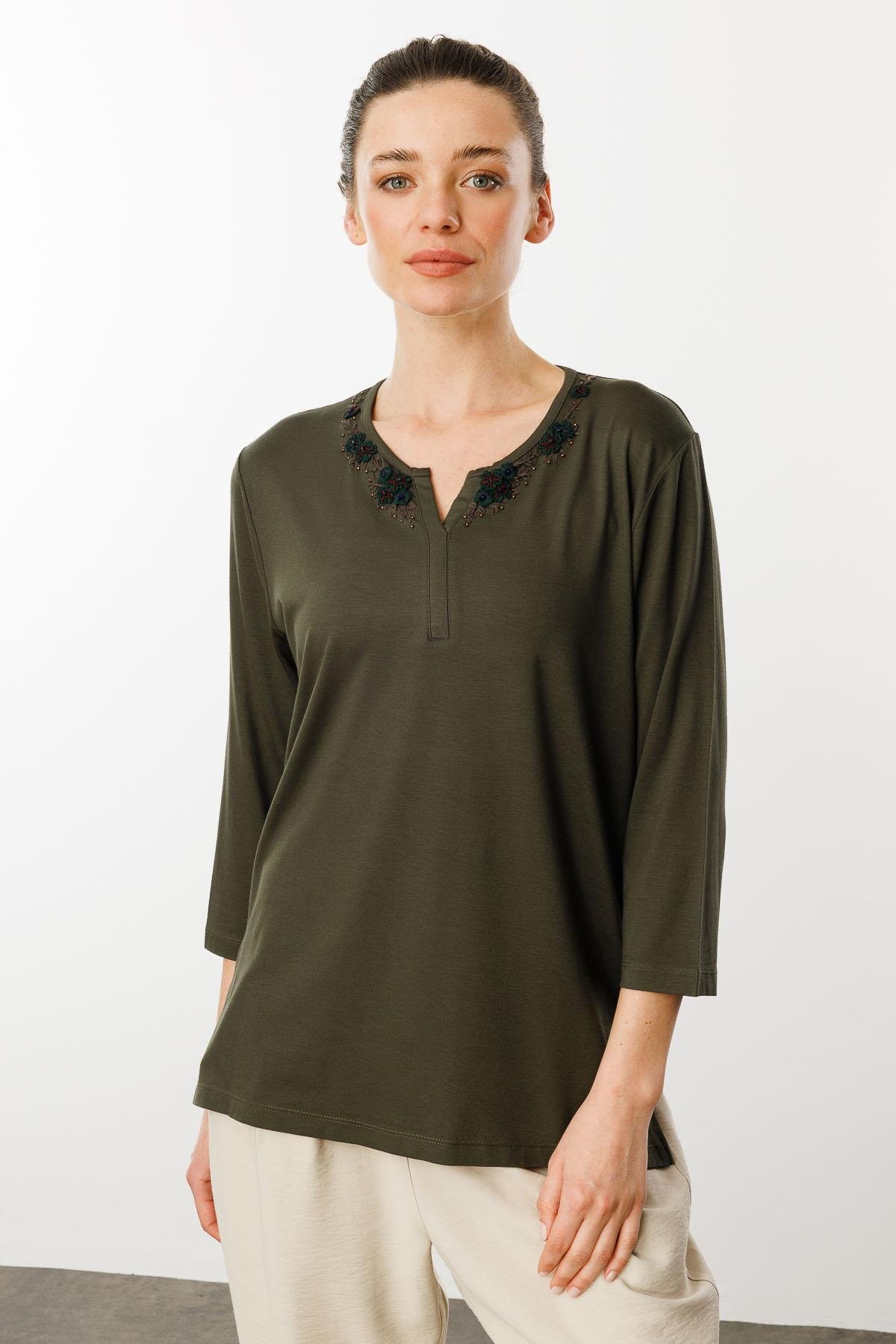 24752Kadın Yakası Dantel İşlemeli Penye Bluz Haki