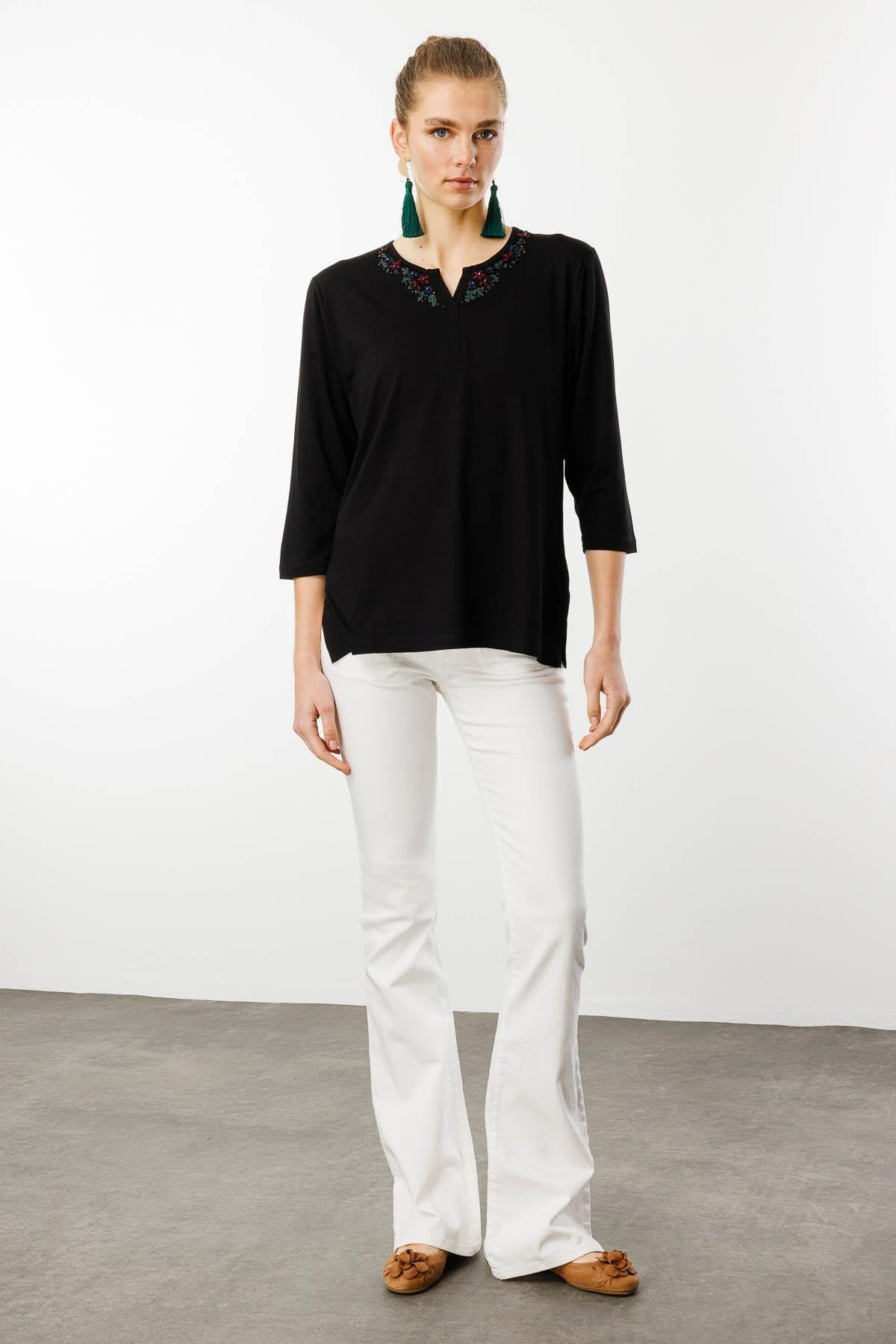 24752Kadın Yakası Dantel İşlemeli Penye Bluz Siyah