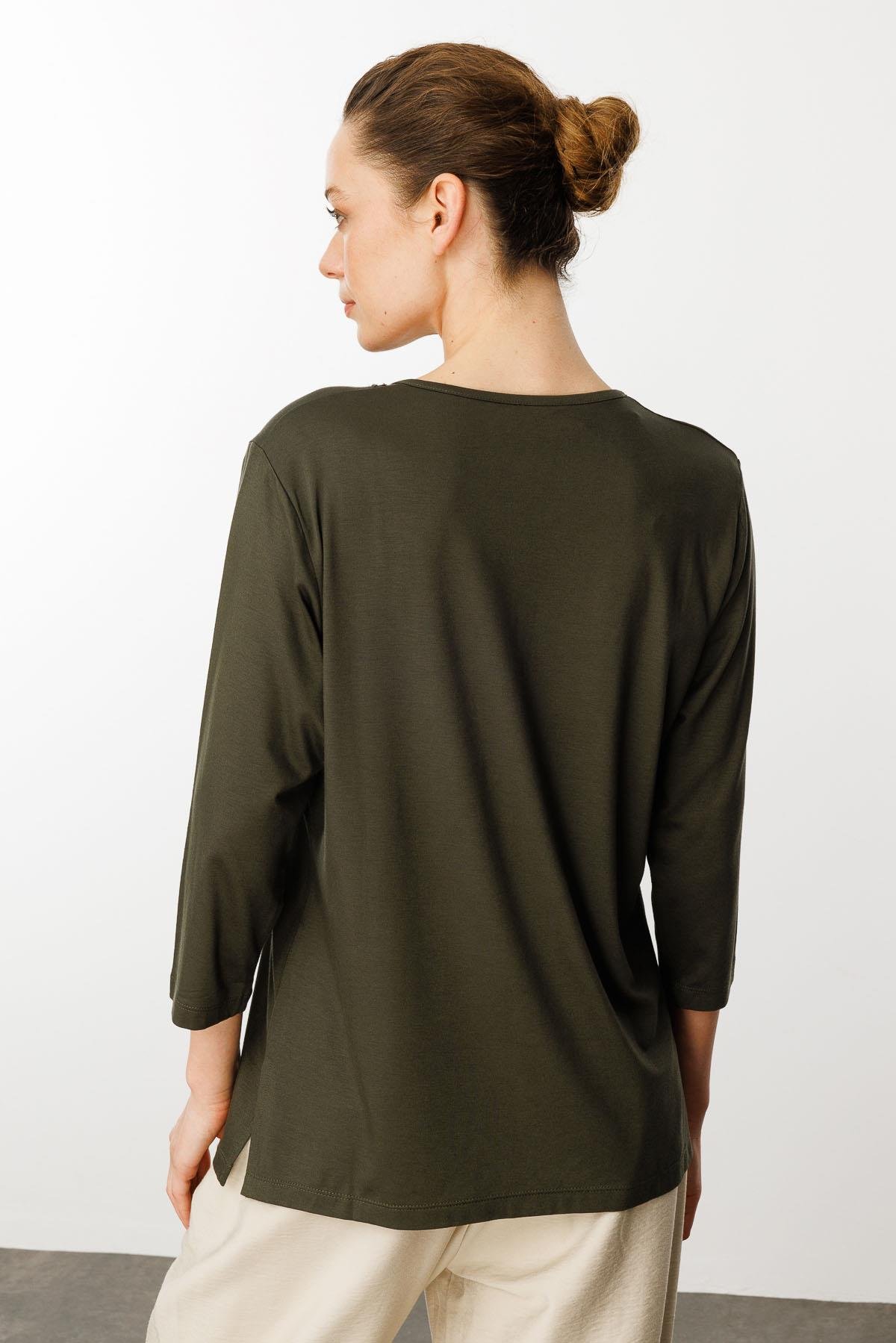 24752Kadın Yakası Dantel İşlemeli Penye Bluz Haki