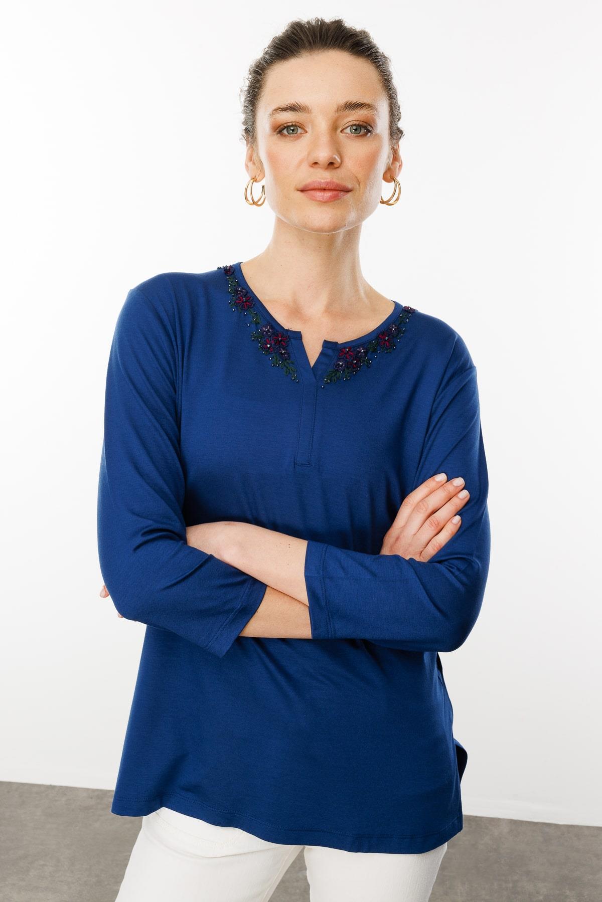 24752Kadın Yakası Dantel İşlemeli Penye Bluz İndigo