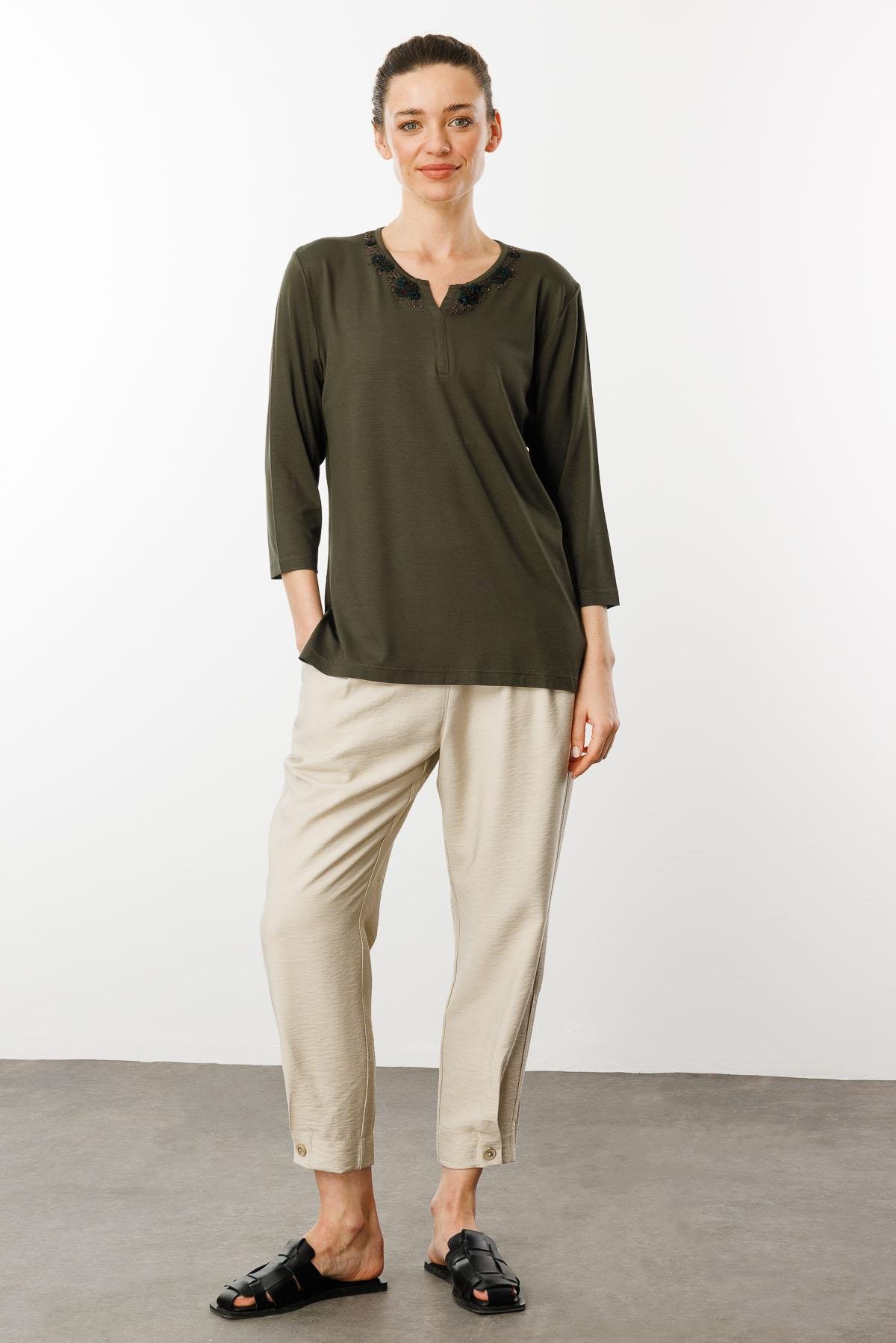 24752Kadın Yakası Dantel İşlemeli Penye Bluz Haki