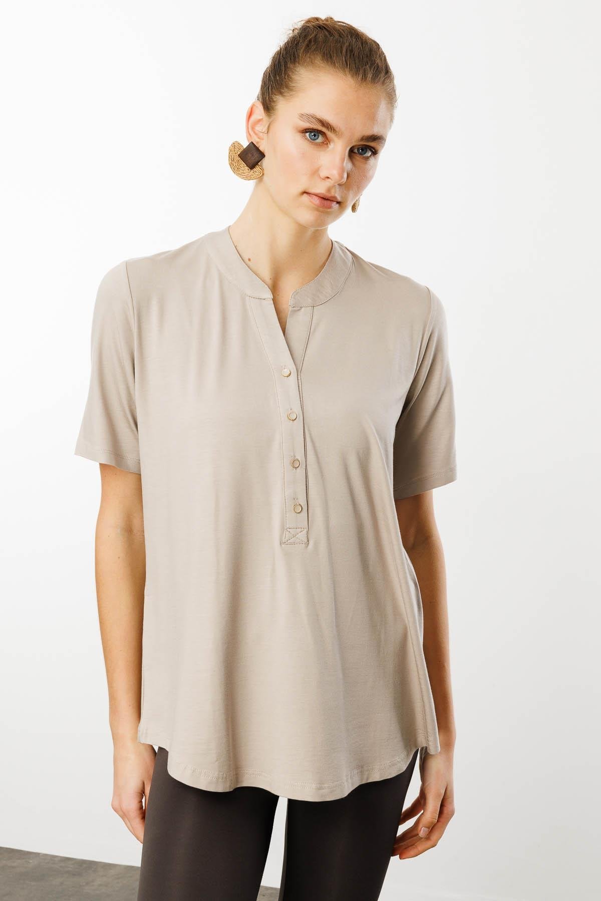 25764Kadın Yakası Düğmeli Penye Gömlek Bej