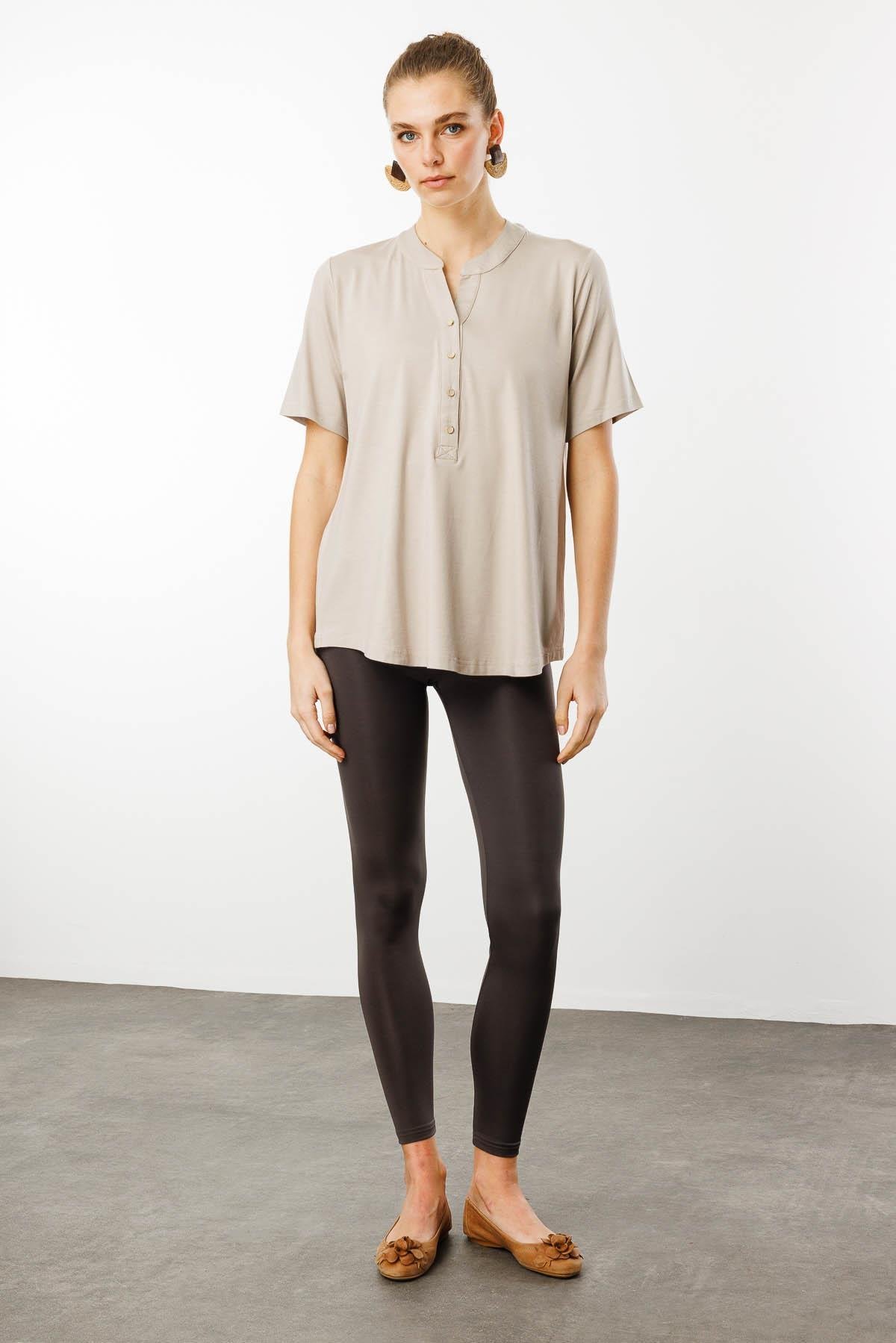 25764Kadın Yakası Düğmeli Penye Gömlek Bej