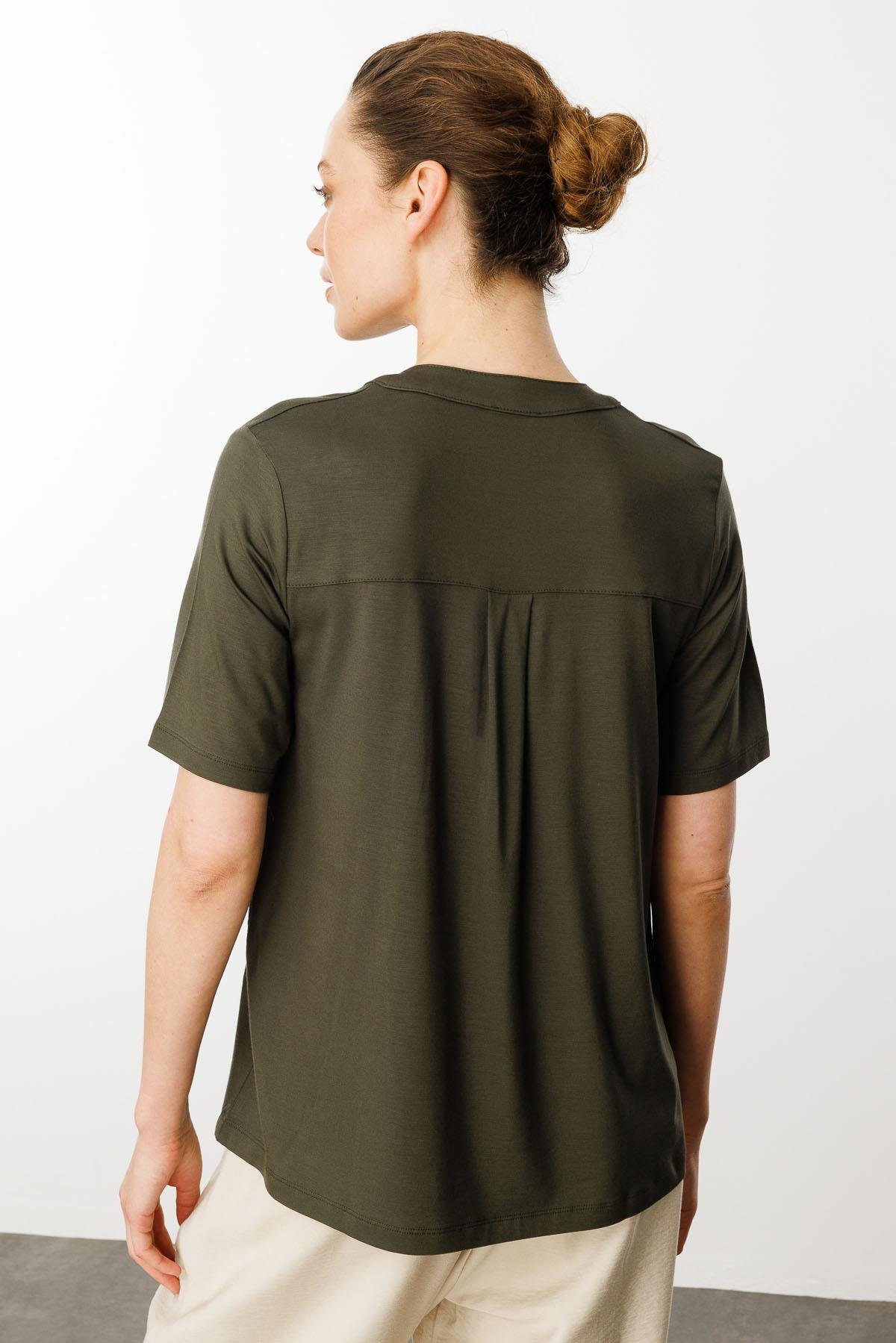 25764Kadın Yakası Düğmeli Penye Gömlek Haki