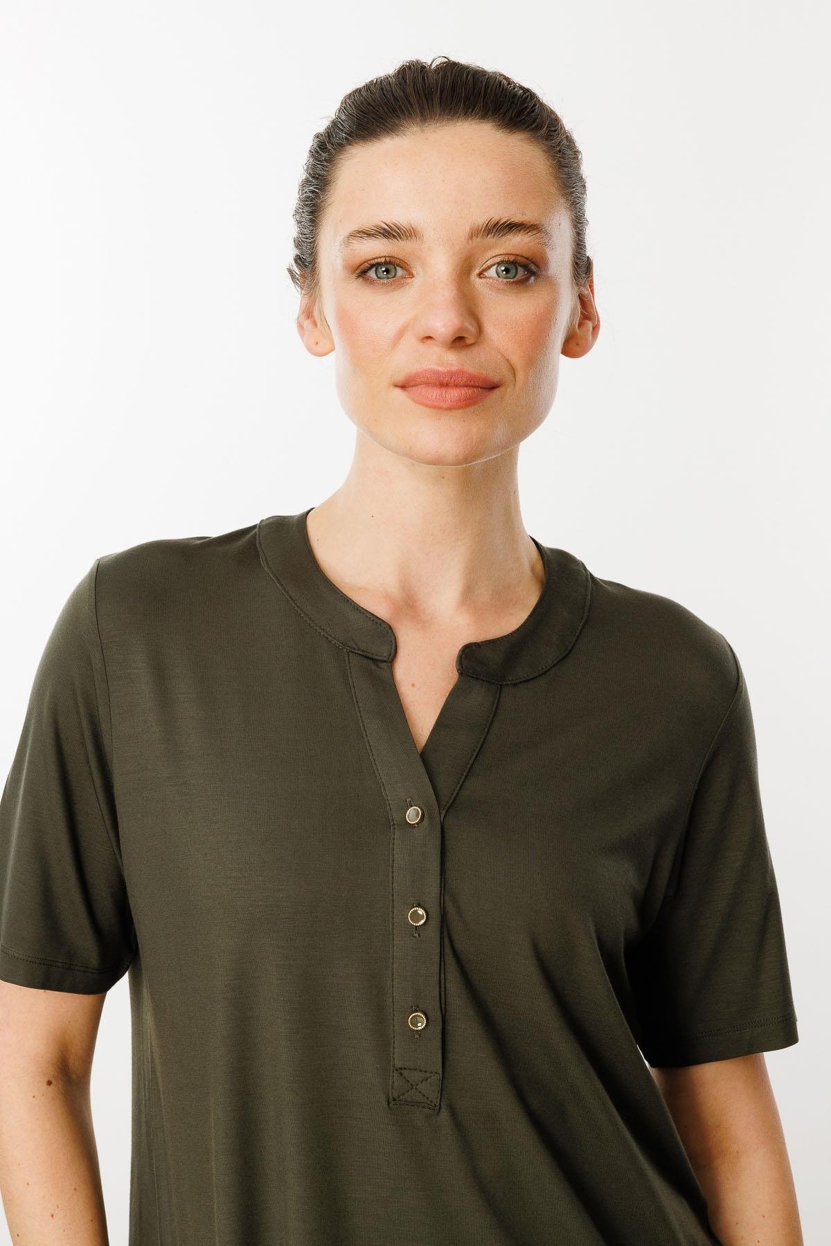 25764Kadın Yakası Düğmeli Penye Gömlek Haki