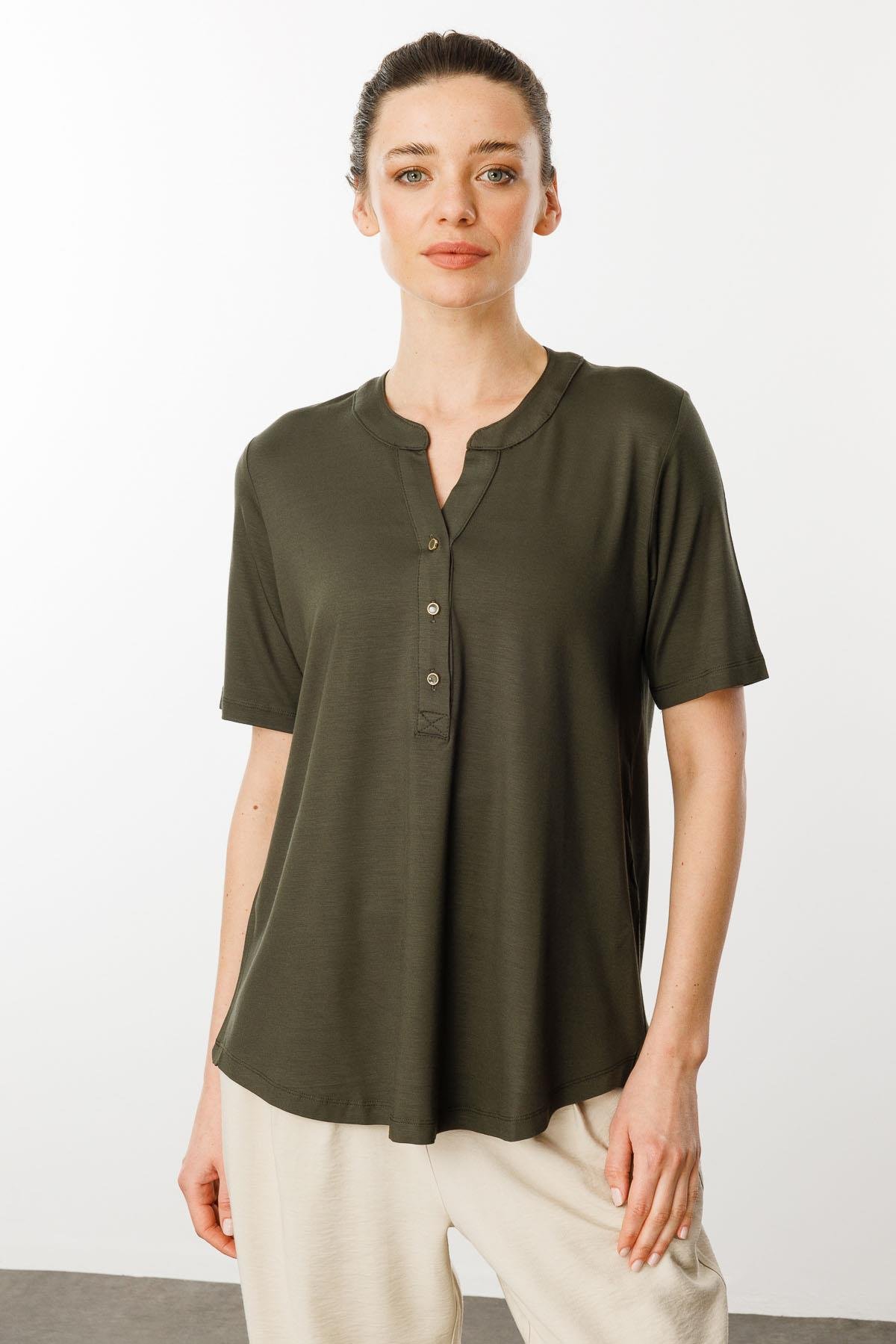25764Kadın Yakası Düğmeli Penye Gömlek Haki