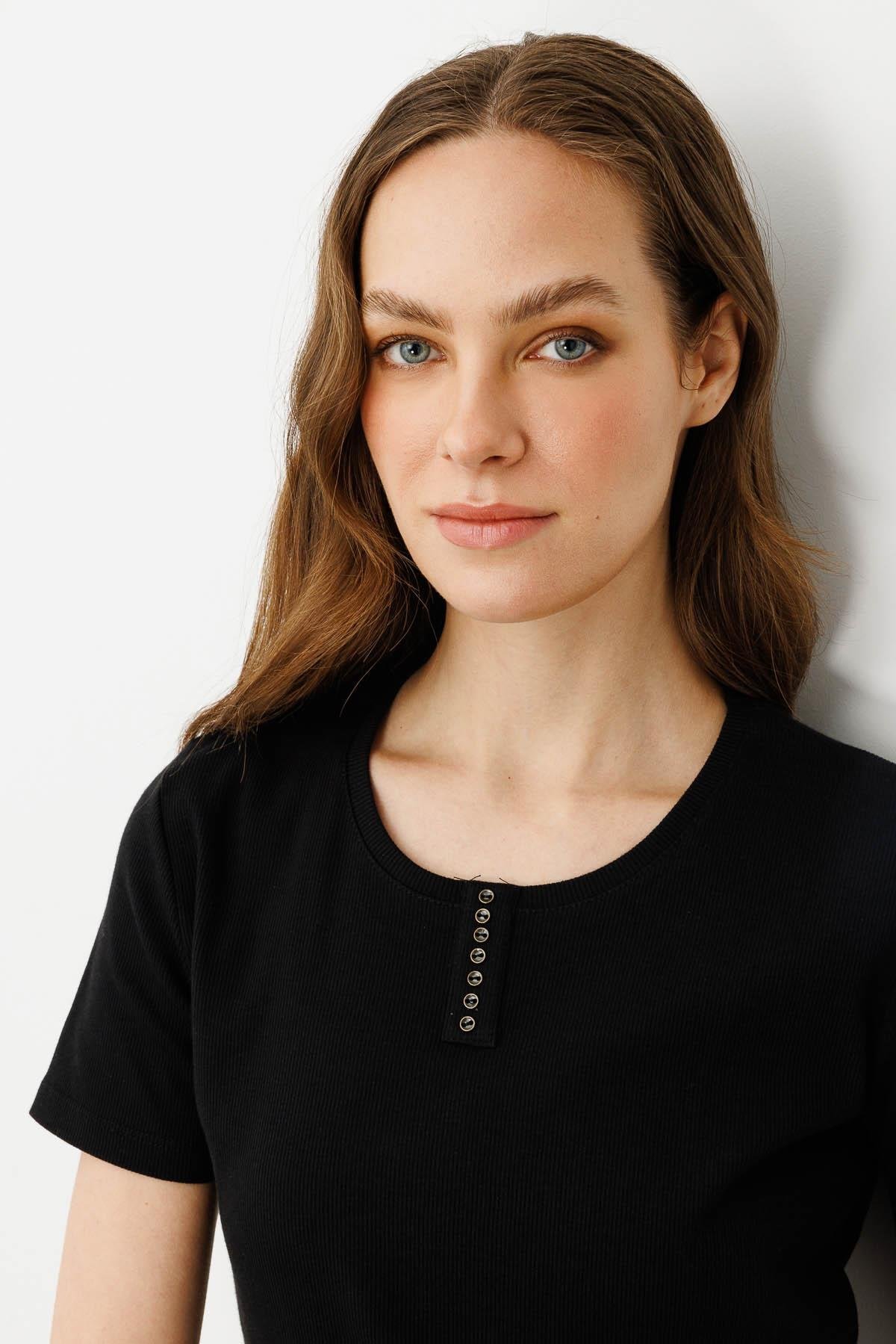 9703Kadın Yakası Düğmeli Penye T-shirt Siyah