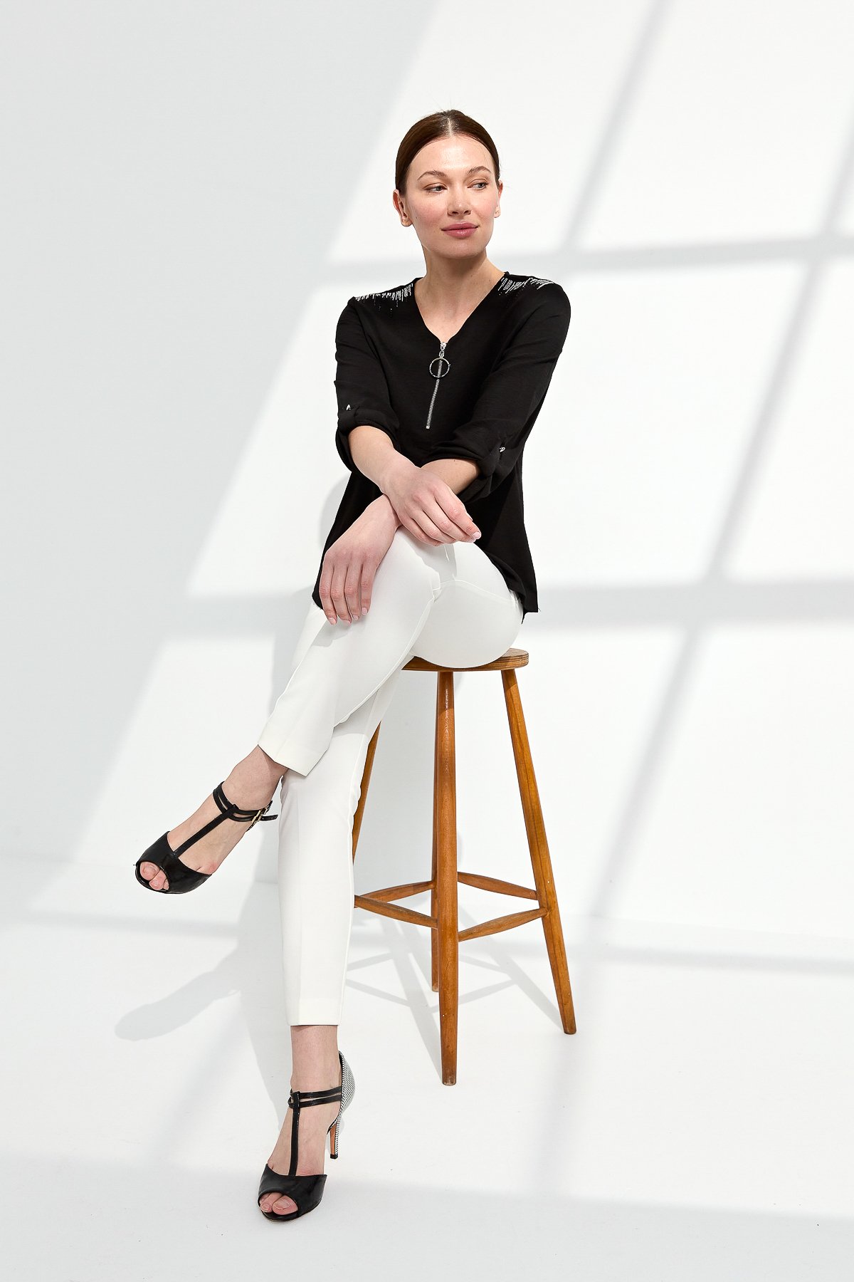 23464Kadın Yakası Fermuarlı Penye Bluz Siyah