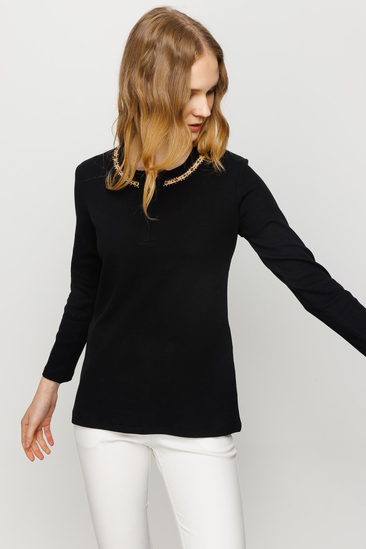23752Kadın Yakası İşlemeli Penye Bluz Siyah
