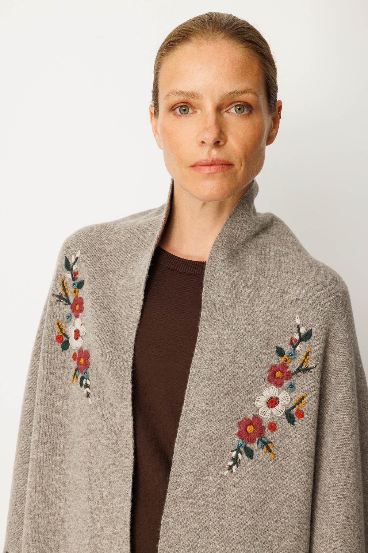 25060Kadın Yakası İşlemeli Koldan Geçmeli Büyük Yün Şal Vizon