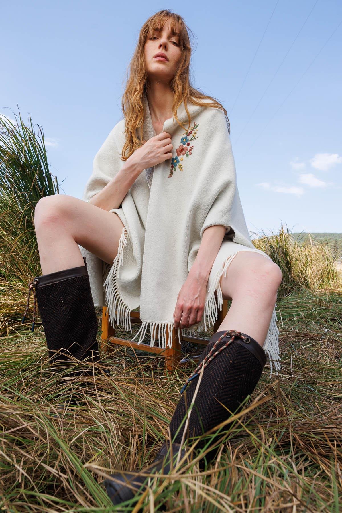 25060Kadın Yakası İşlemeli Koldan Geçmeli Büyük Yün Şal Kemik