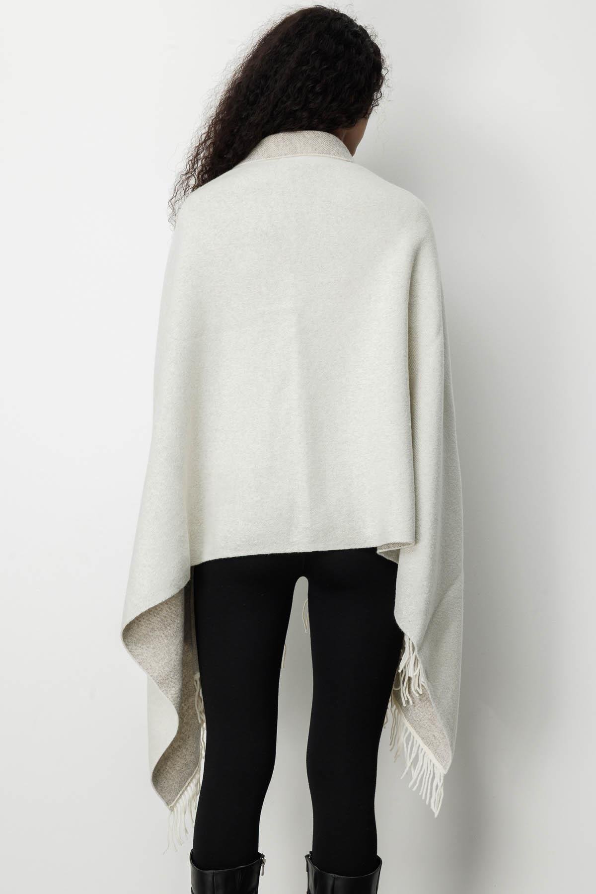 25060Kadın Yakası İşlemeli Koldan Geçmeli Büyük Yün Şal Kemik