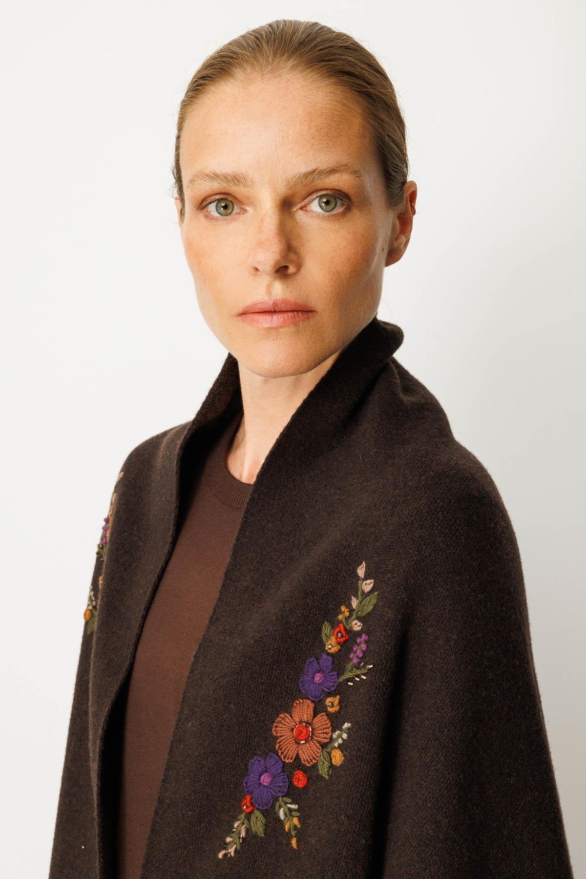 25060Kadın Yakası İşlemeli Koldan Geçmeli Büyük Yün Şal K.Kahve