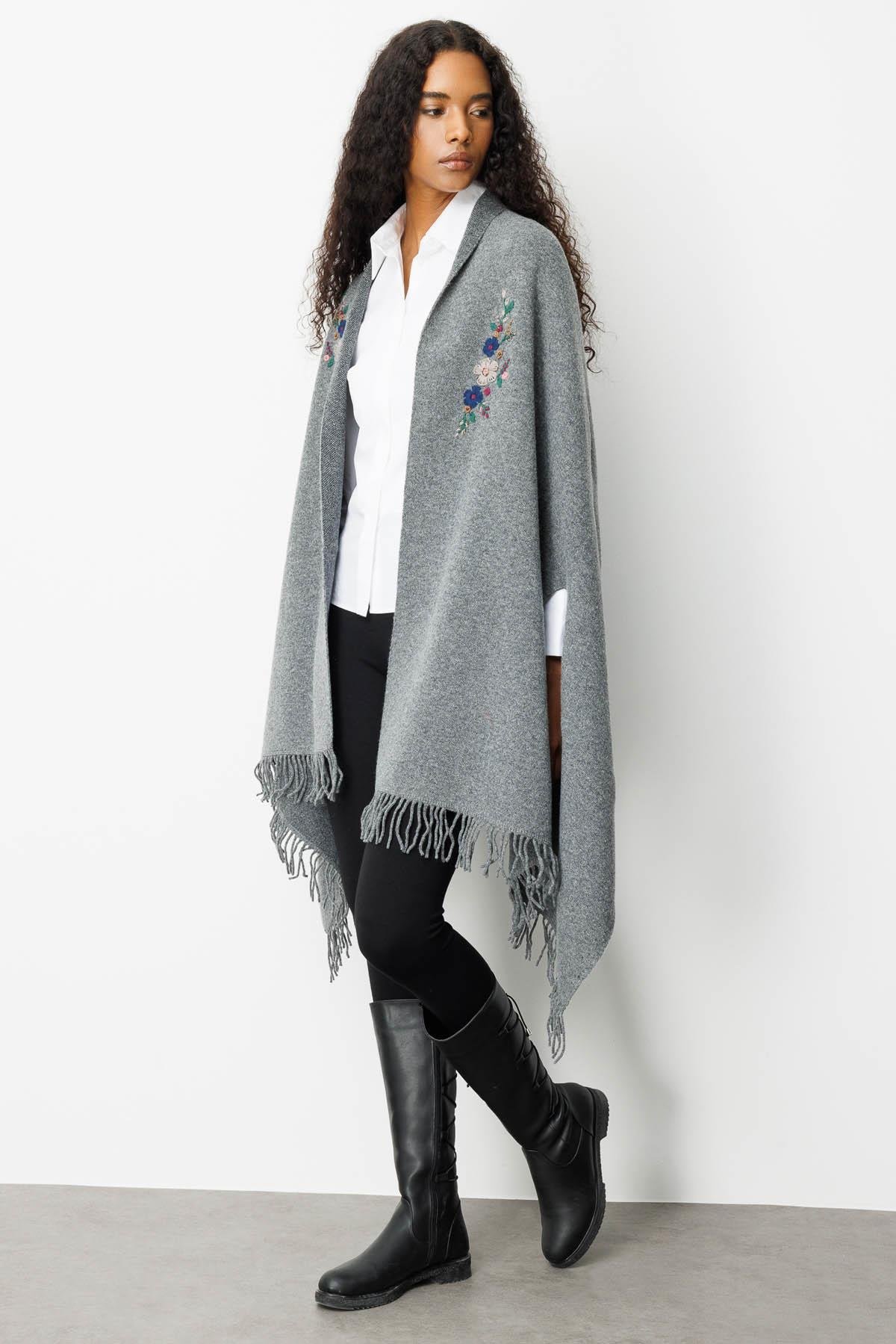 25060Kadın Yakası İşlemeli Koldan Geçmeli Büyük Yün Şal Füme