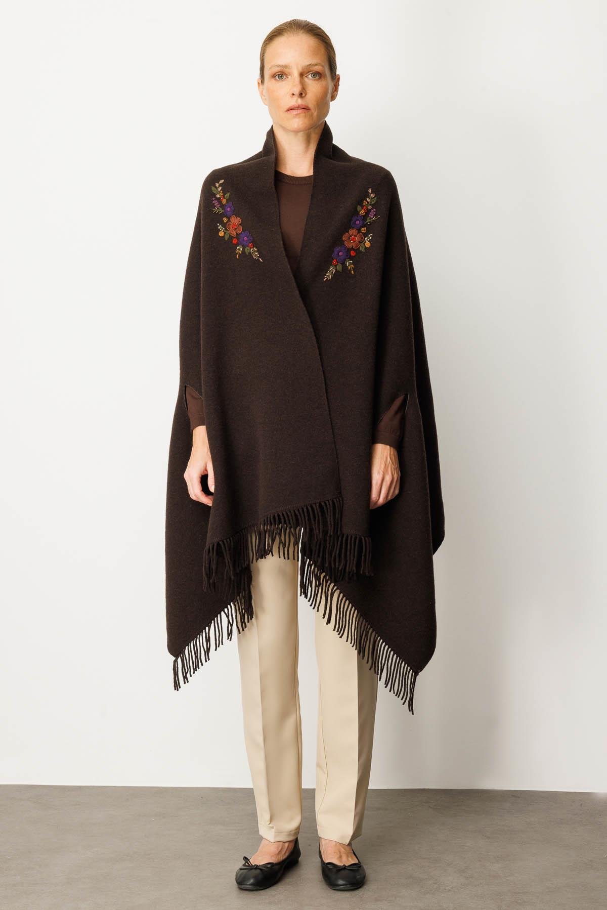 25060Kadın Yakası İşlemeli Koldan Geçmeli Büyük Yün Şal K.Kahve