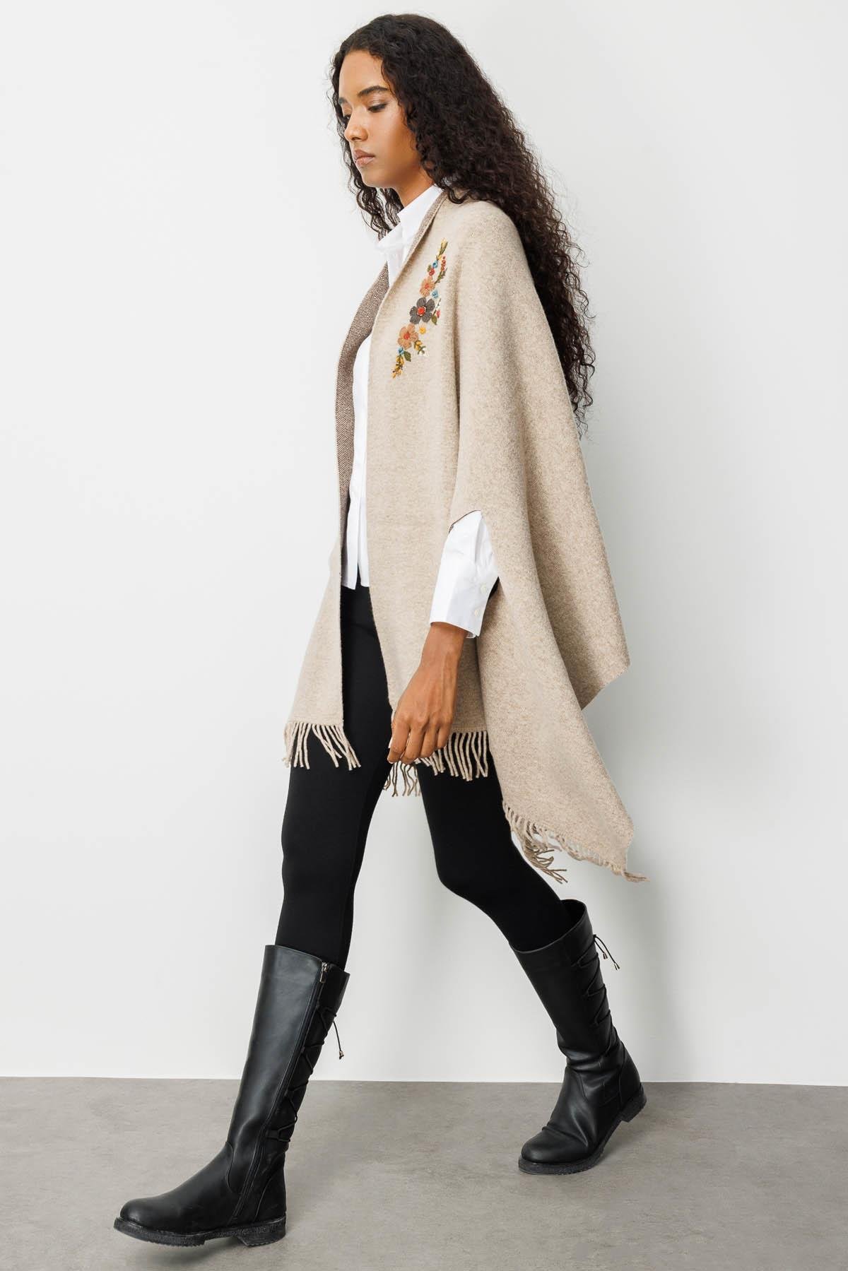 25060Kadın Yakası İşlemeli Koldan Geçmeli Büyük Yün Şal K.Bej