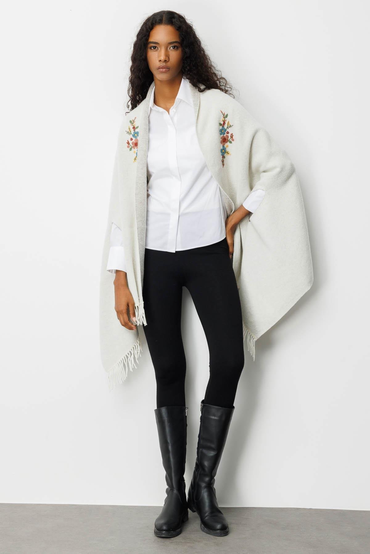 25060Kadın Yakası İşlemeli Koldan Geçmeli Büyük Yün Şal Kemik