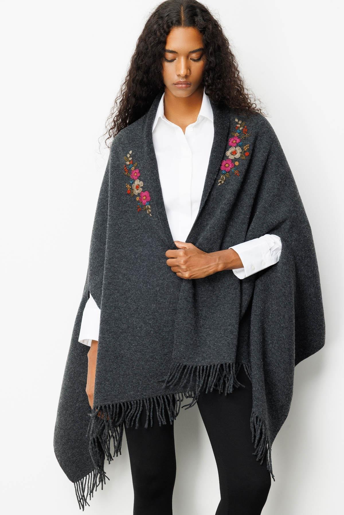 25060Kadın Yakası İşlemeli Koldan Geçmeli Büyük Yün Şal K.Füme