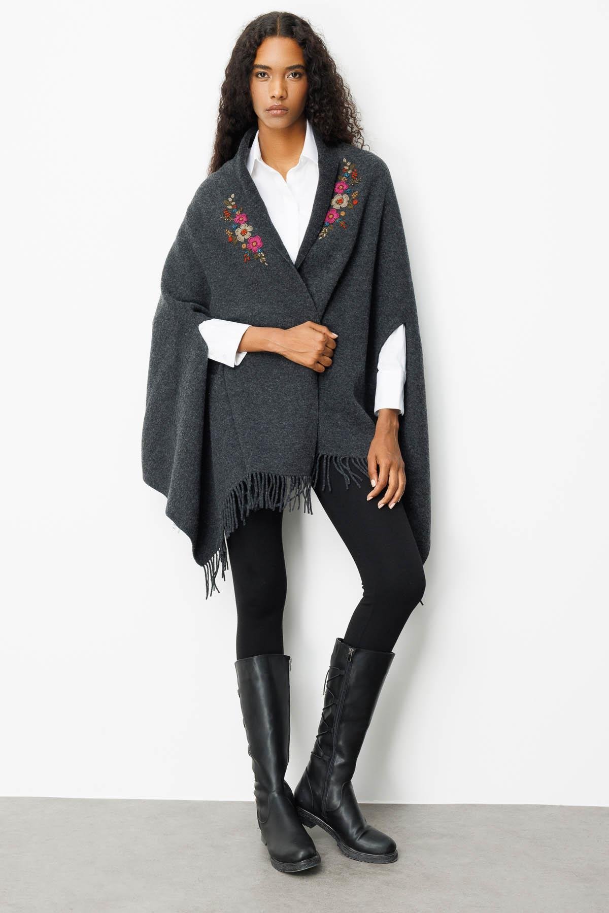 25060Kadın Yakası İşlemeli Koldan Geçmeli Büyük Yün Şal K.Füme