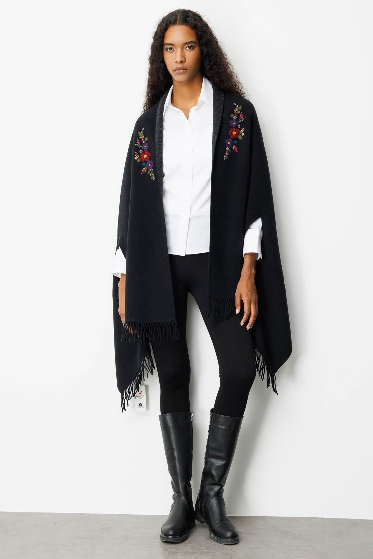 25060Kadın Yakası İşlemeli Koldan Geçmeli Büyük Yün Şal Siyah