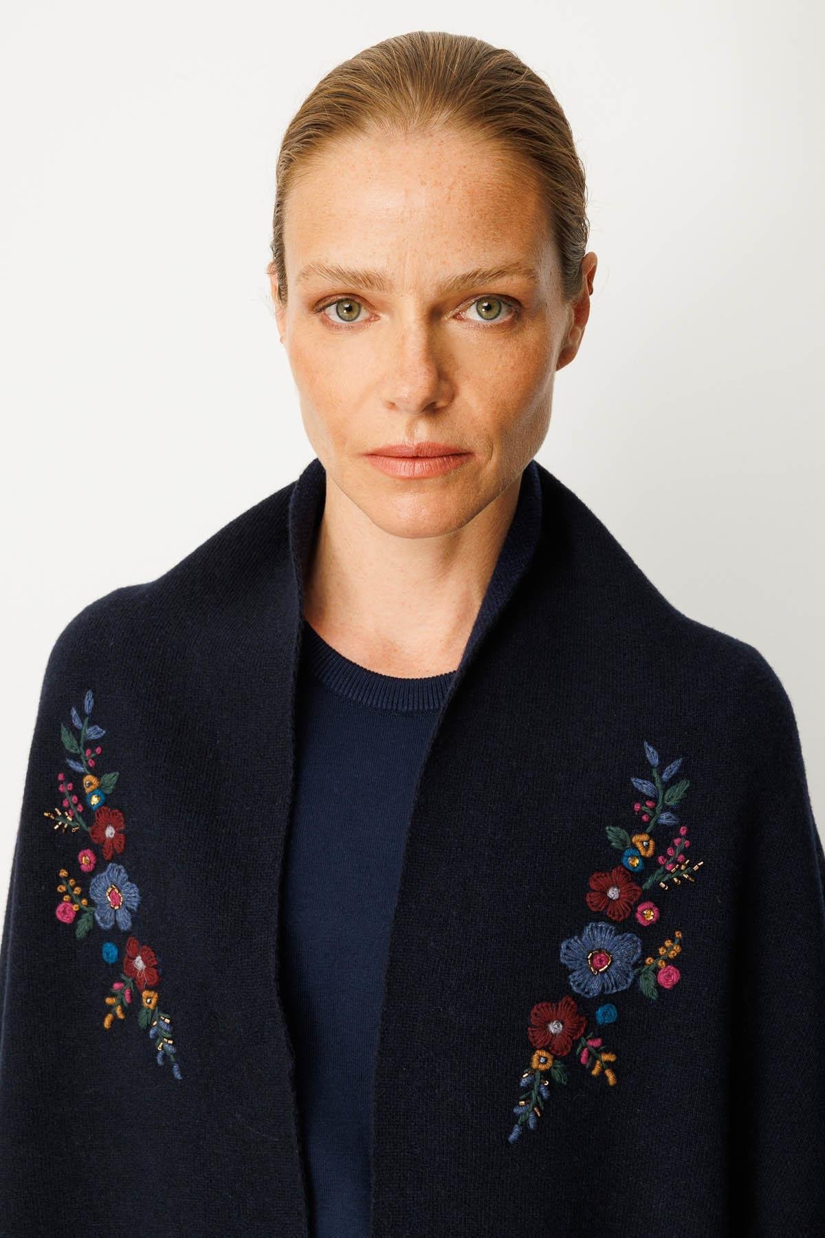 25060Kadın Yakası İşlemeli Koldan Geçmeli Büyük Yün Şal K.Lacivert